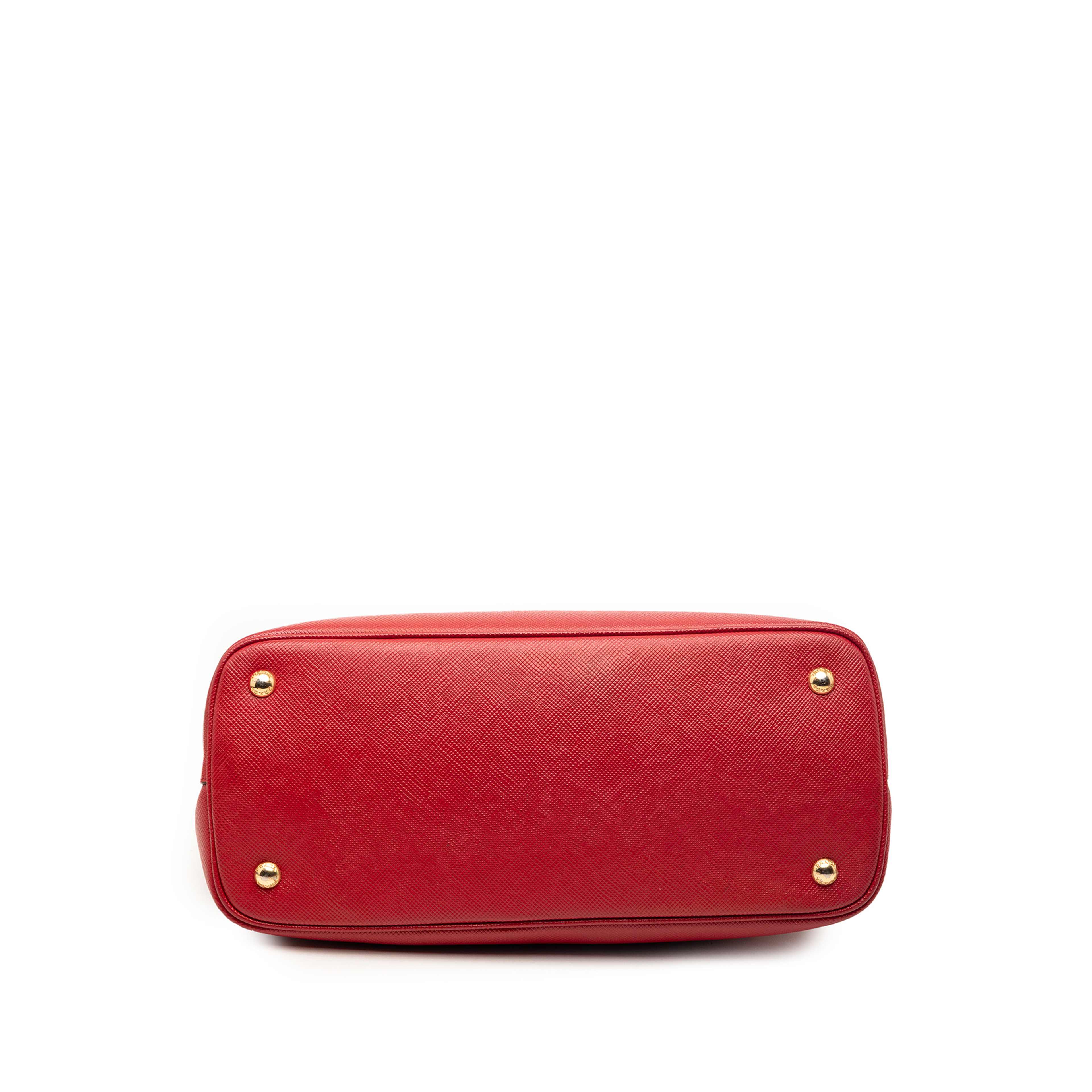 Prada Medium Saffiano Cuir Double Satchel, från Luxclusif, i färgen röd. Klicka för att öppna bilden i stort format