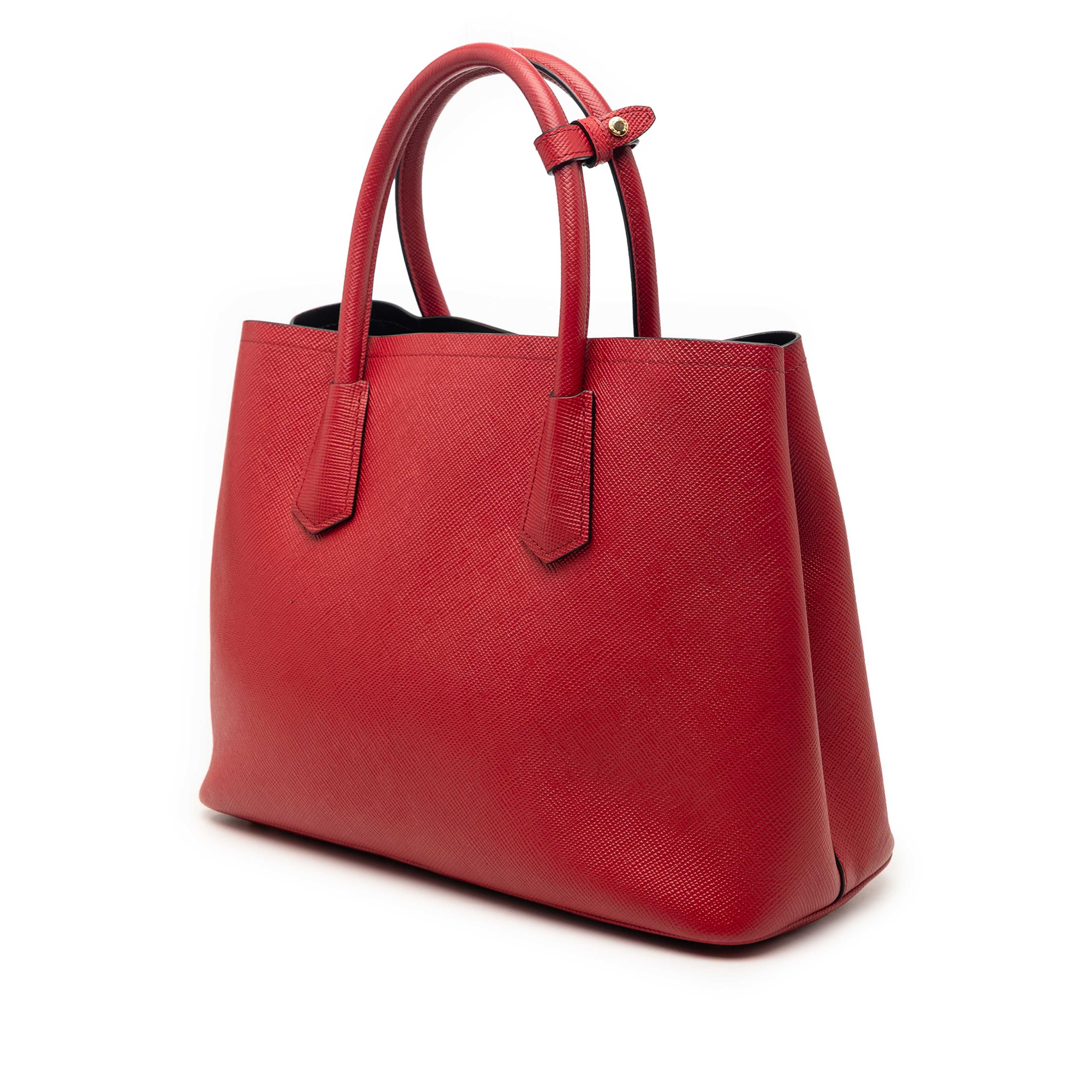 Prada Medium Saffiano Cuir Double Satchel, från Luxclusif, i färgen röd. Klicka för att öppna bilden i stort format