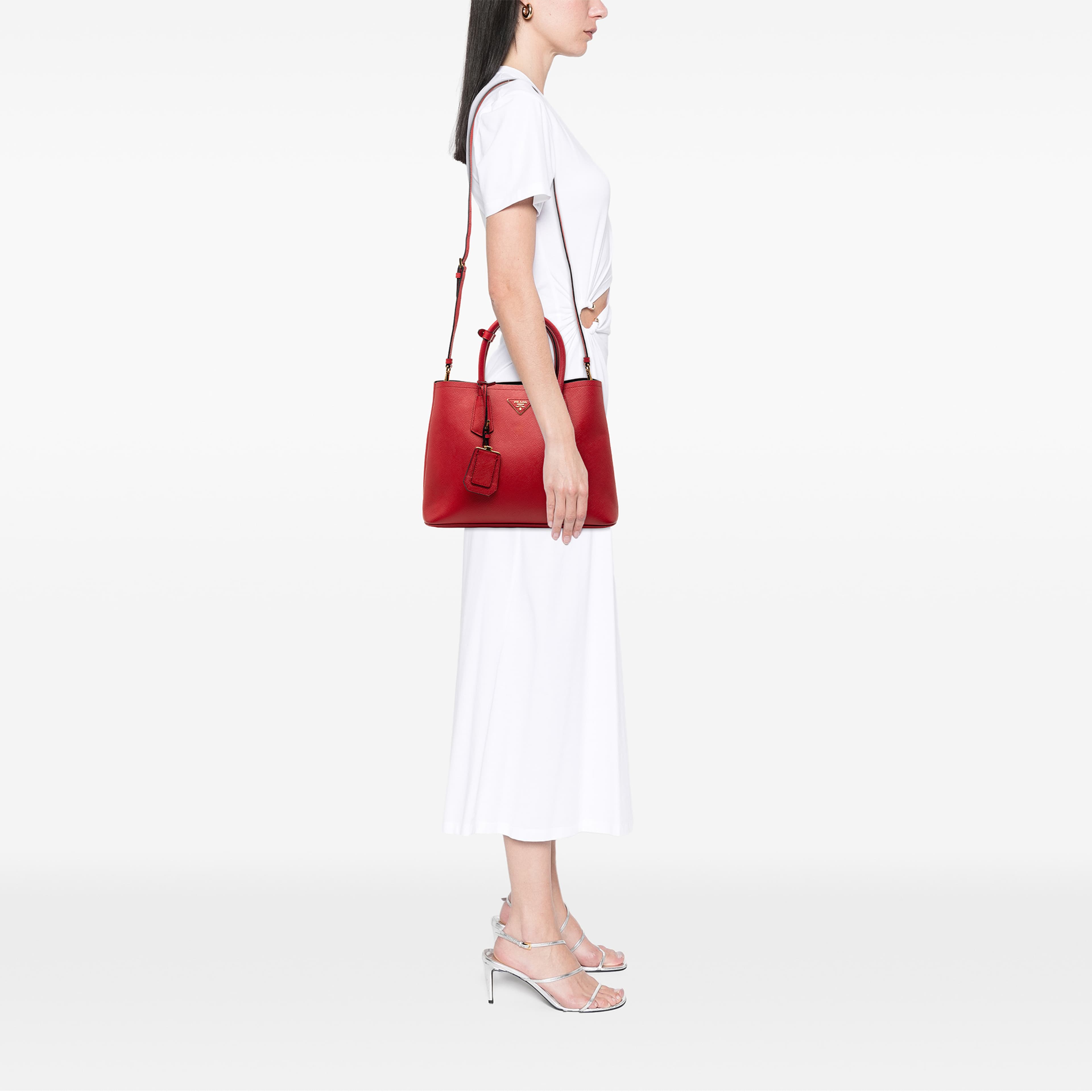 Prada Medium Saffiano Cuir Double Satchel, från Luxclusif, i färgen röd. Klicka för att öppna bilden i stort format
