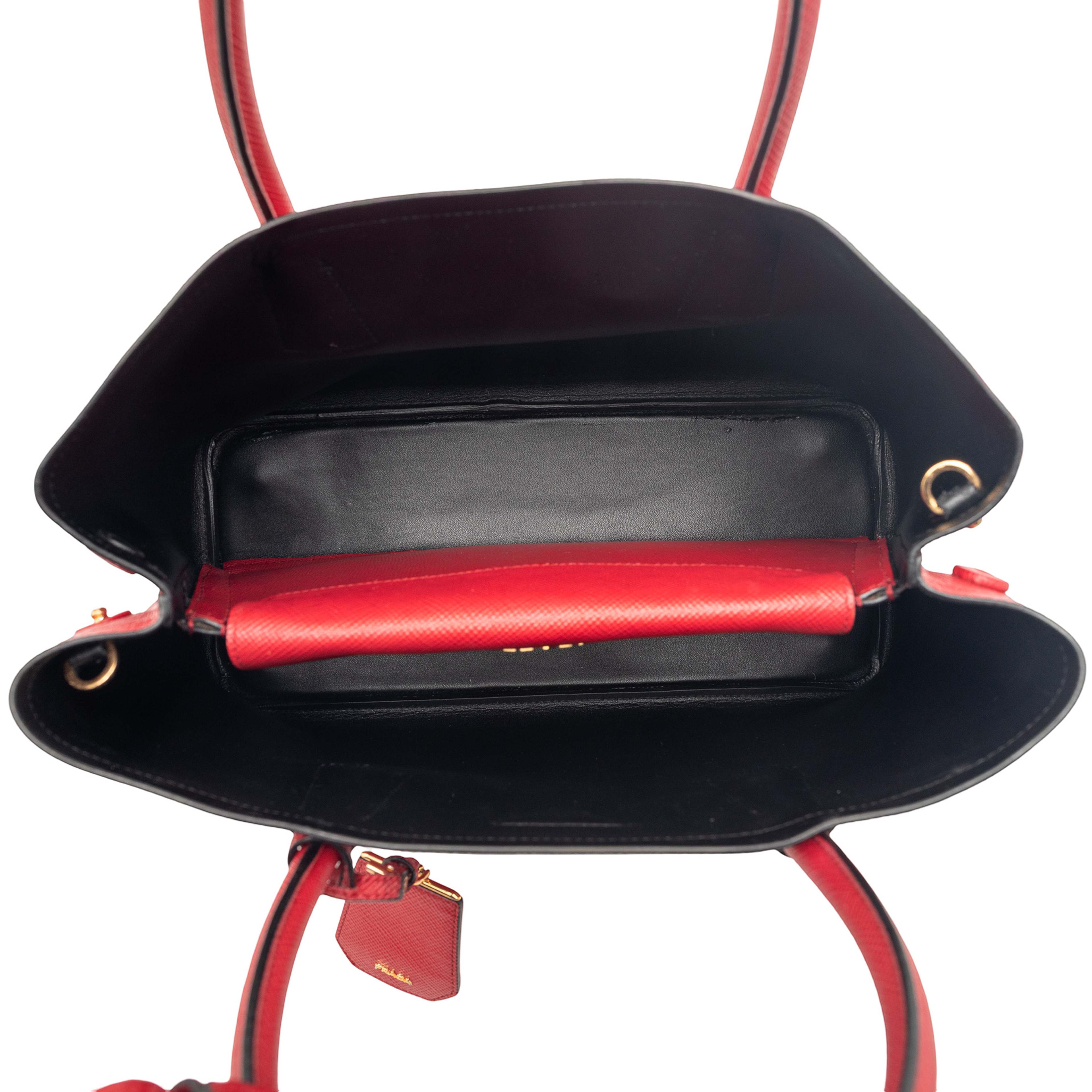 Prada Medium Saffiano Cuir Double Satchel, från Luxclusif, i färgen red. Klicka för att öppna bilden i stort format