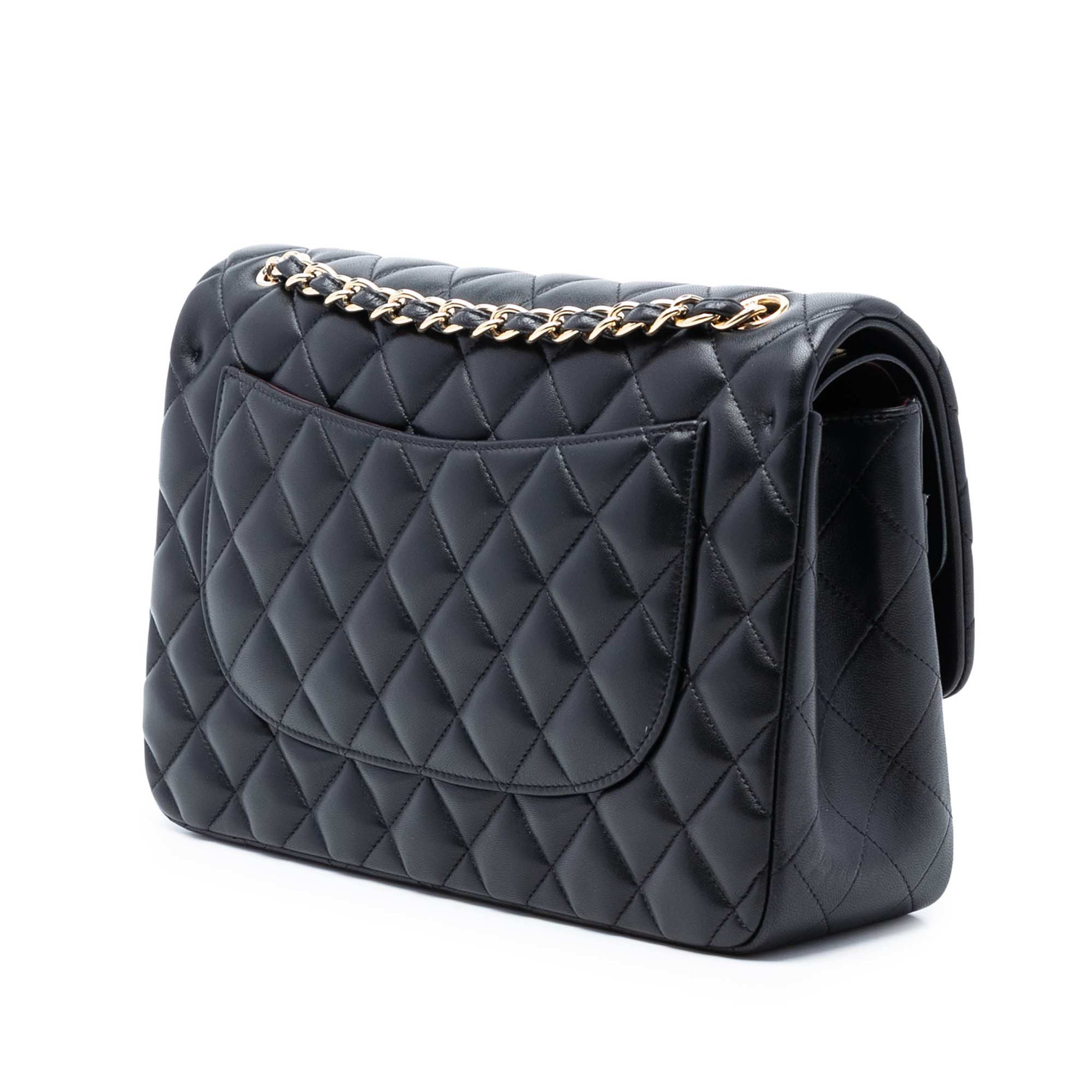 Chanel Jumbo Classic Lambskin Double Flap, från Luxclusif, i färgen black. Klicka för att öppna bilden i stort format
