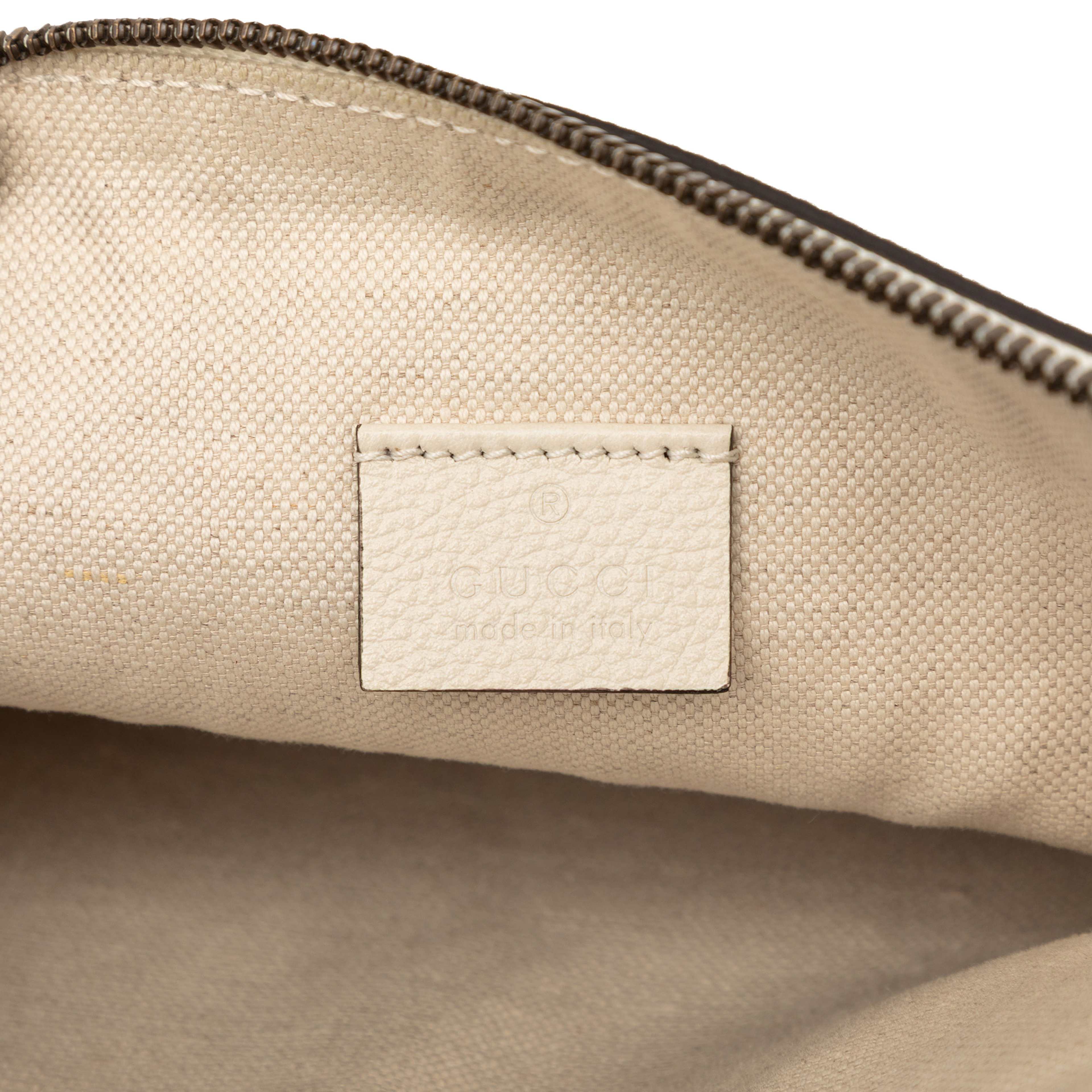 Gucci Leather Logo Clutch, från Luxclusif, i färgen white. Klicka för att öppna bilden i stort format
