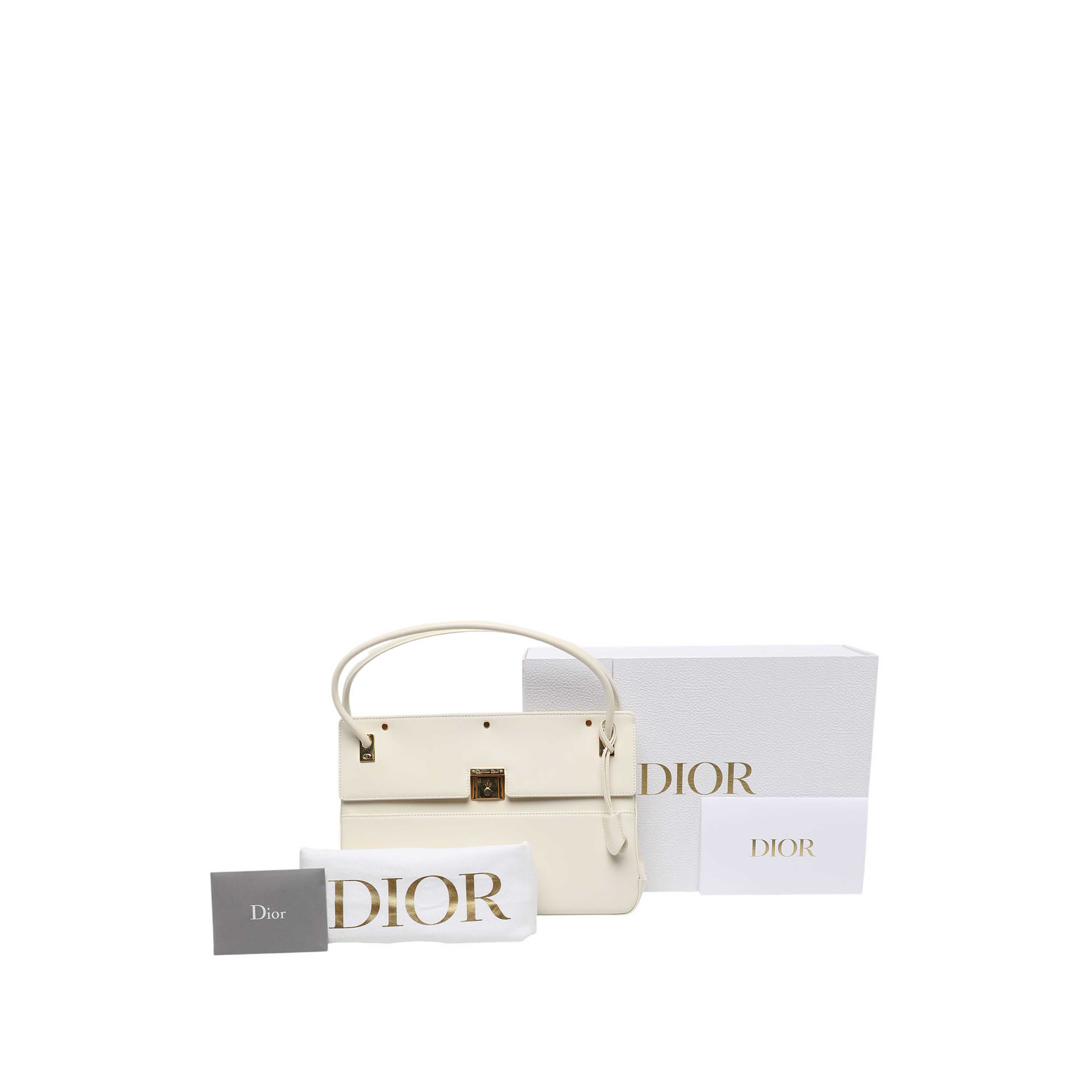 Dior Smooth Calfskin Parisienne Top Handle Bag, från Luxclusif, i färgen vit. Klicka för att öppna bilden i stort format