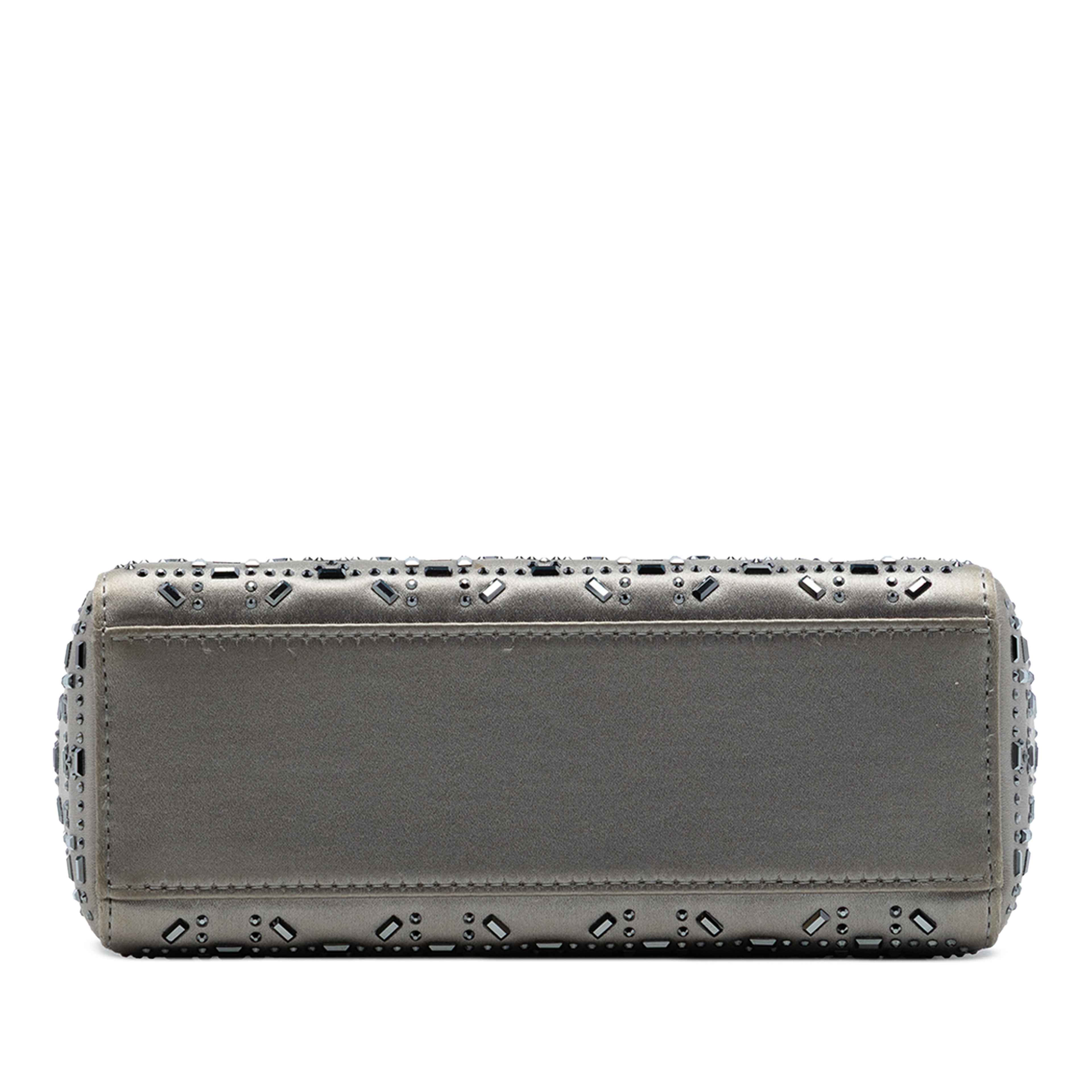 Dior Mini Satin Cannage Crystal Embellished Lady Dior, från Luxclusif, i färgen grå. Klicka för att öppna bilden i stort format