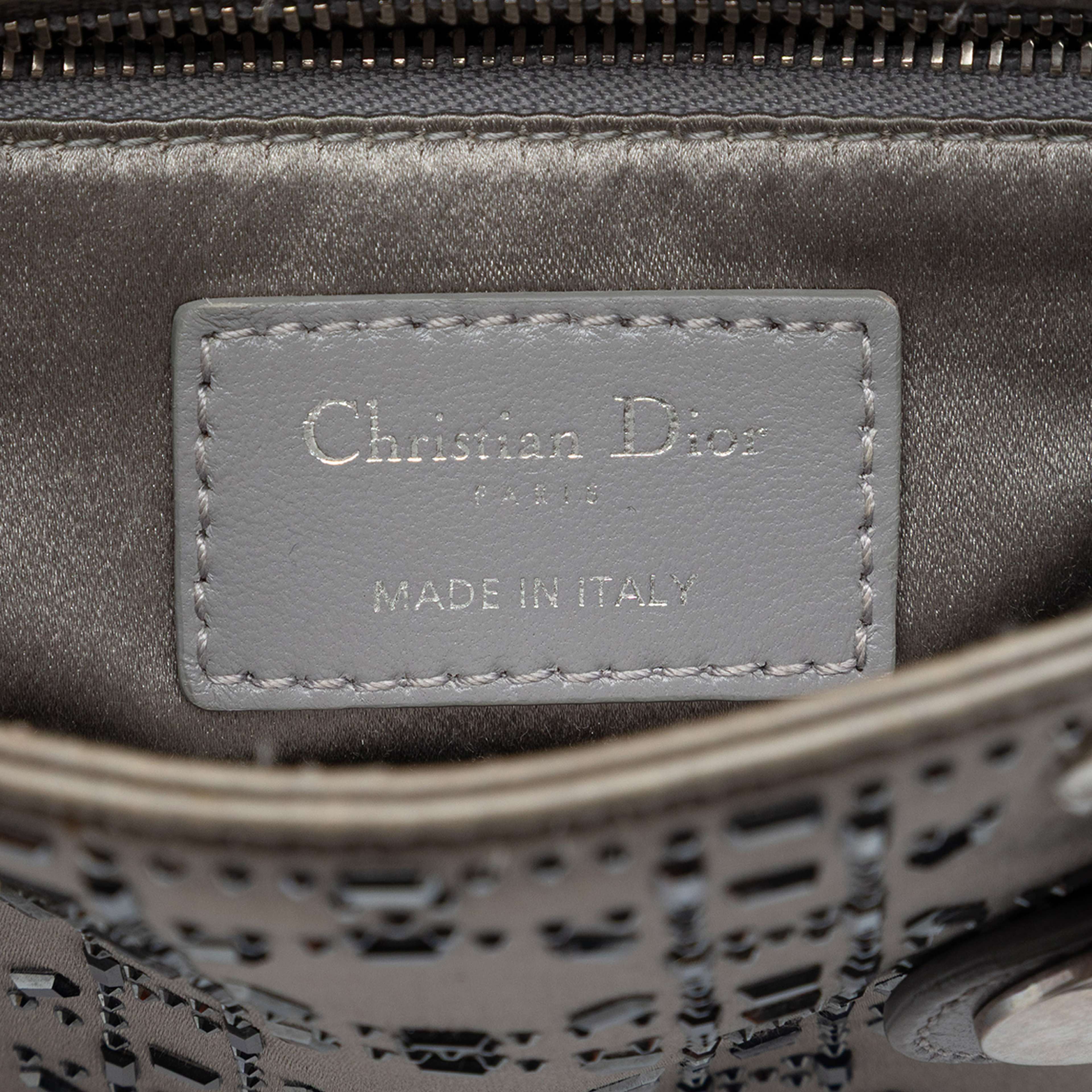 Dior Mini Satin Cannage Crystal Embellished Lady Dior, från Luxclusif, i färgen grå. Klicka för att öppna bilden i stort format