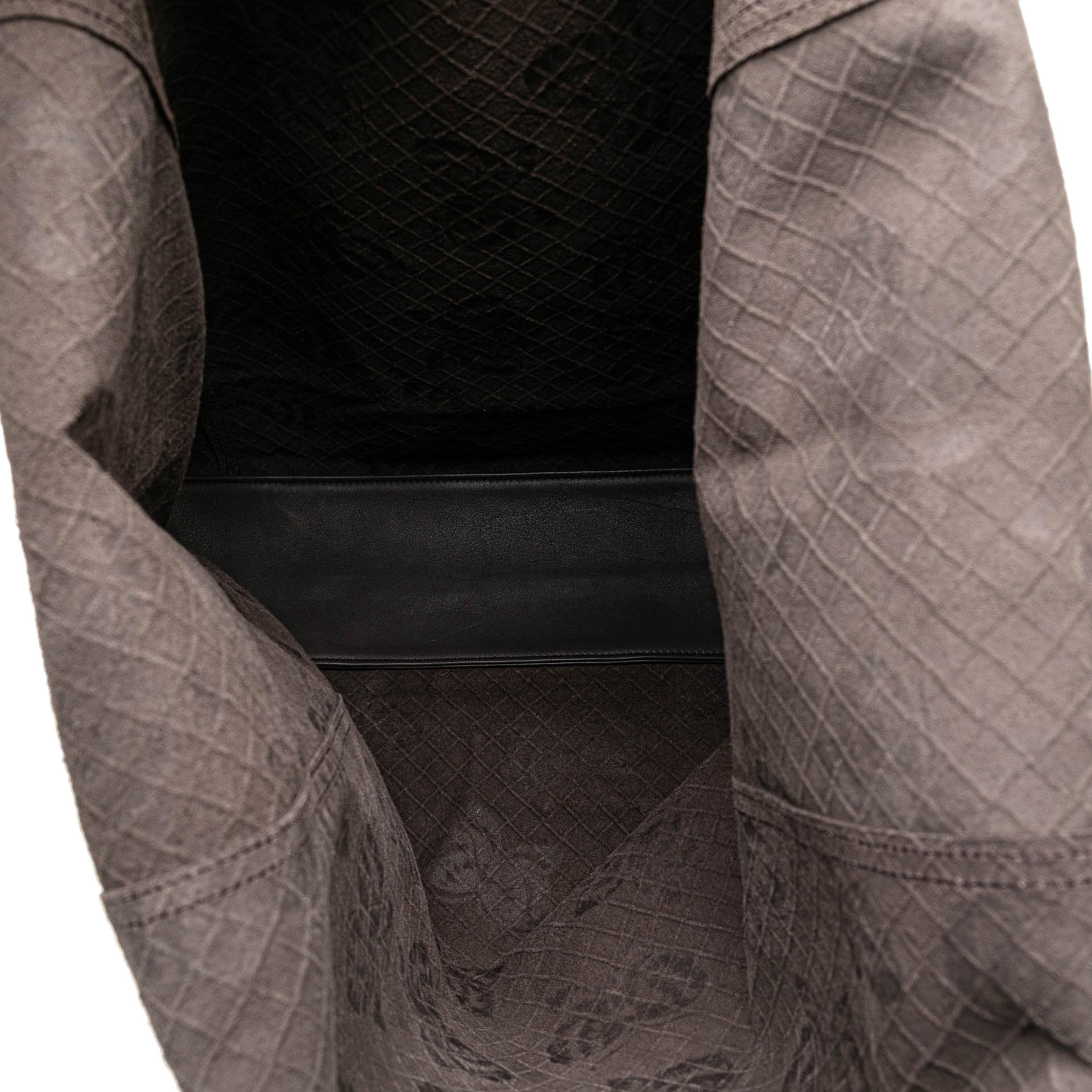 Bottega Veneta Leather Intrecciomirage Butterfly Tote, från Luxclusif, i färgen dark brown. Klicka för att öppna bilden i stort format