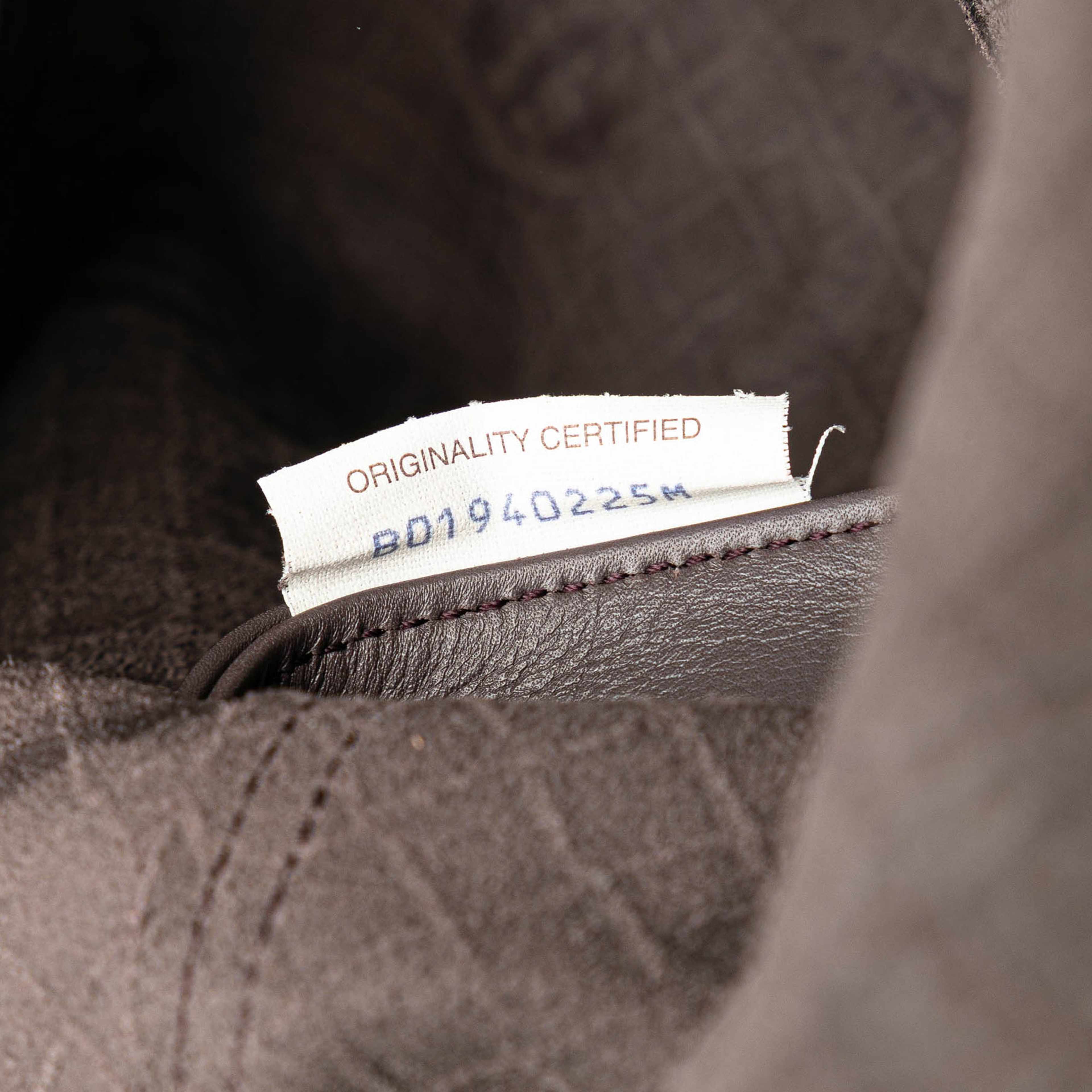 Bottega Veneta Leather Intrecciomirage Butterfly Tote, från Luxclusif, i färgen dark brown. Klicka för att öppna bilden i stort format