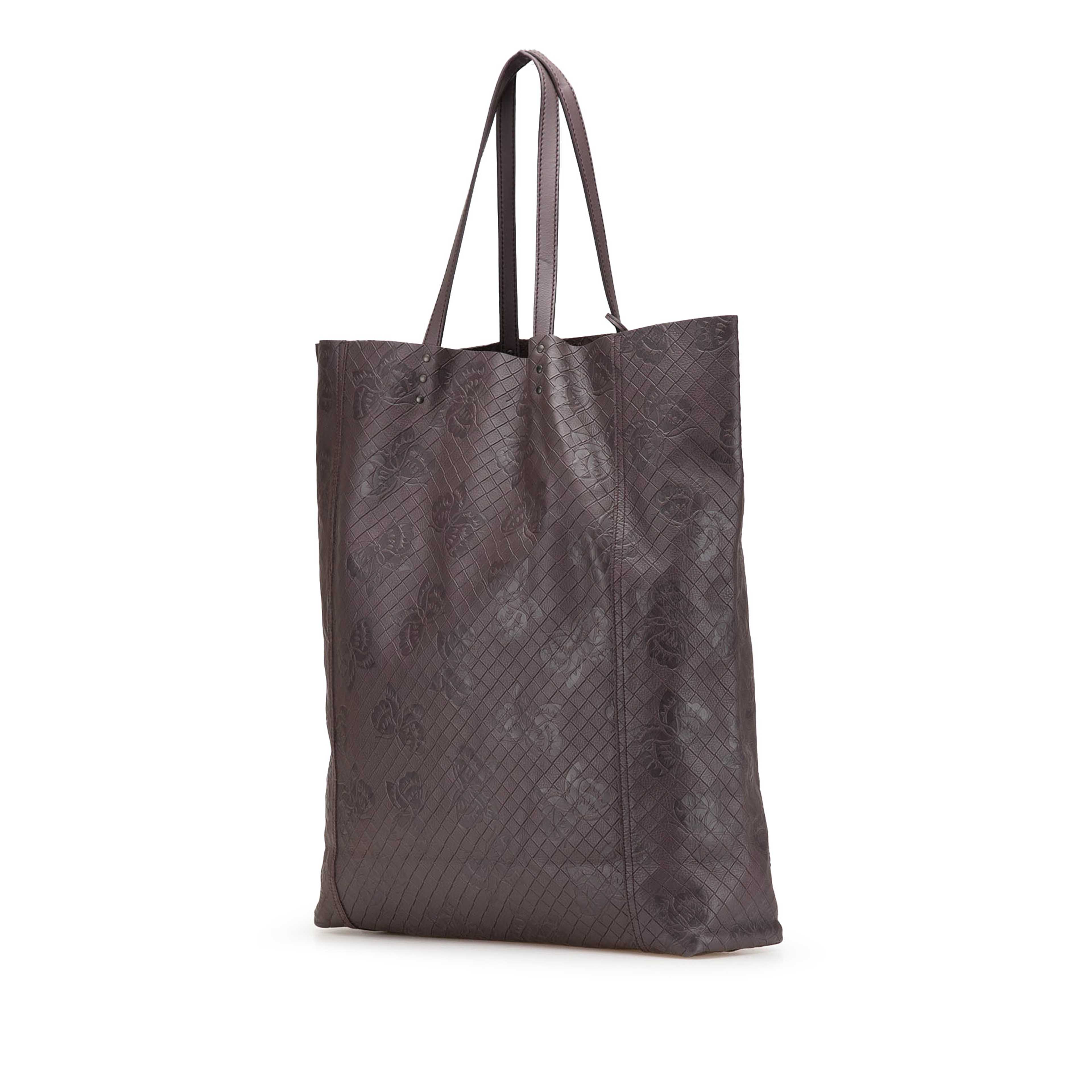 Bottega Veneta Leather Intrecciomirage Butterfly Tote, från Luxclusif, i färgen dark brown. Klicka för att öppna bilden i stort format
