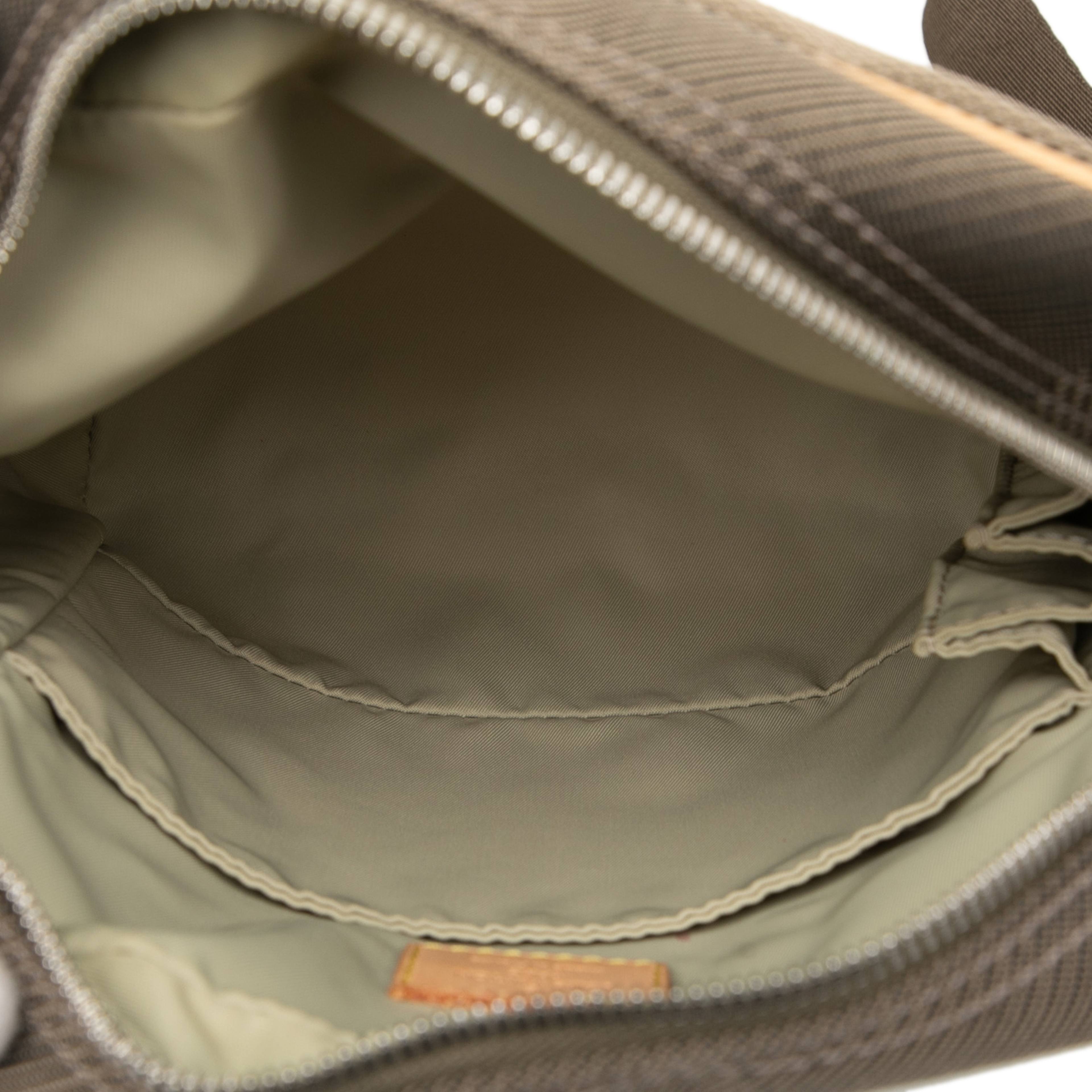 Louis Vuitton Damier Geant Citadin Messenger Bag, från Luxclusif, i färgen brown. Klicka för att öppna bilden i stort format