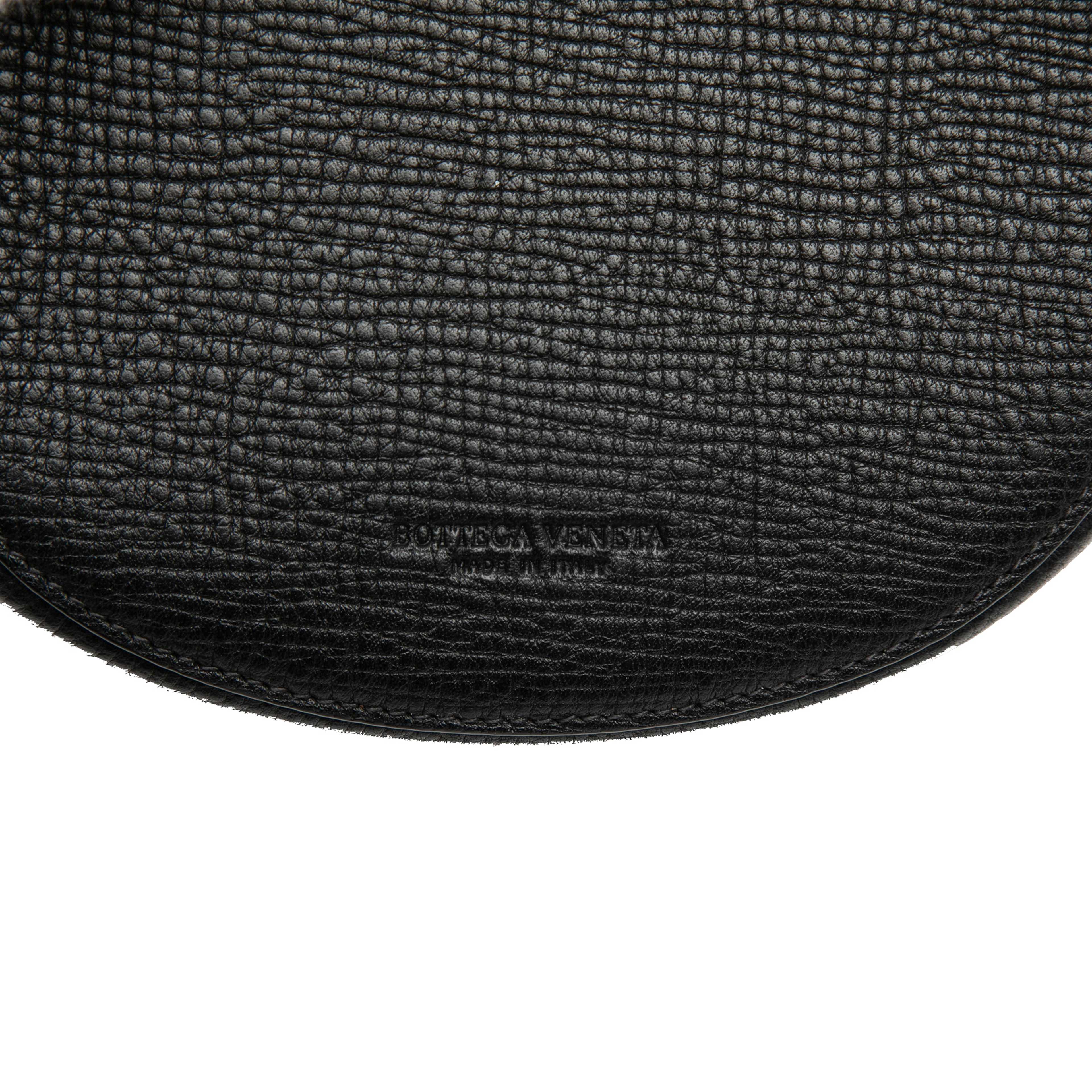 Bottega Veneta Grained Calfskin Palmellato Belt Bag, från Luxclusif, i färgen black. Klicka för att öppna bilden i stort format