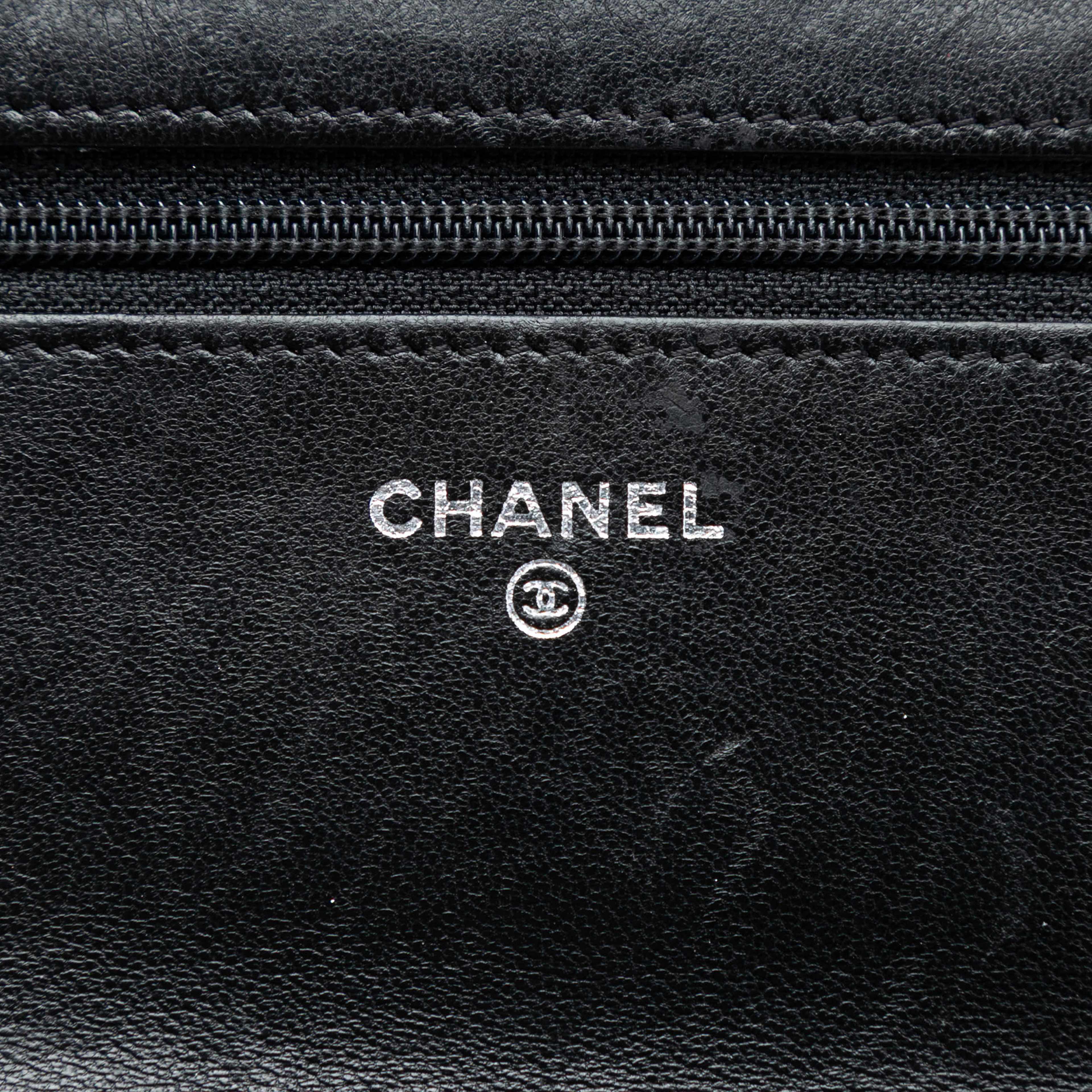 Chanel Quilted Lambskin Boy Wallet On Chain, från Luxclusif, i färgen black. Klicka för att öppna bilden i stort format
