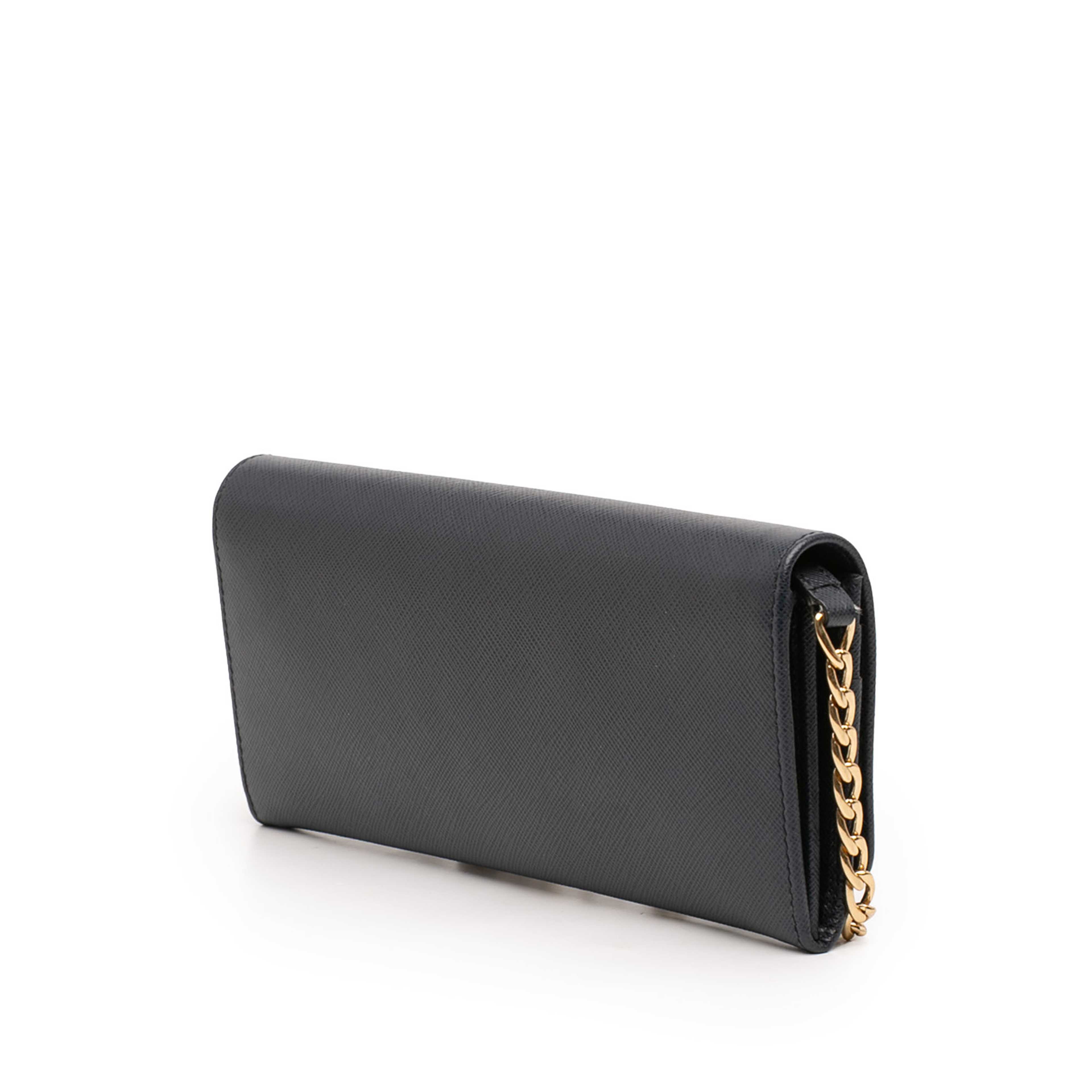 Prada Saffiano Lux Wallet On Chain, från Luxclusif, i färgen blå. Klicka för att öppna bilden i stort format