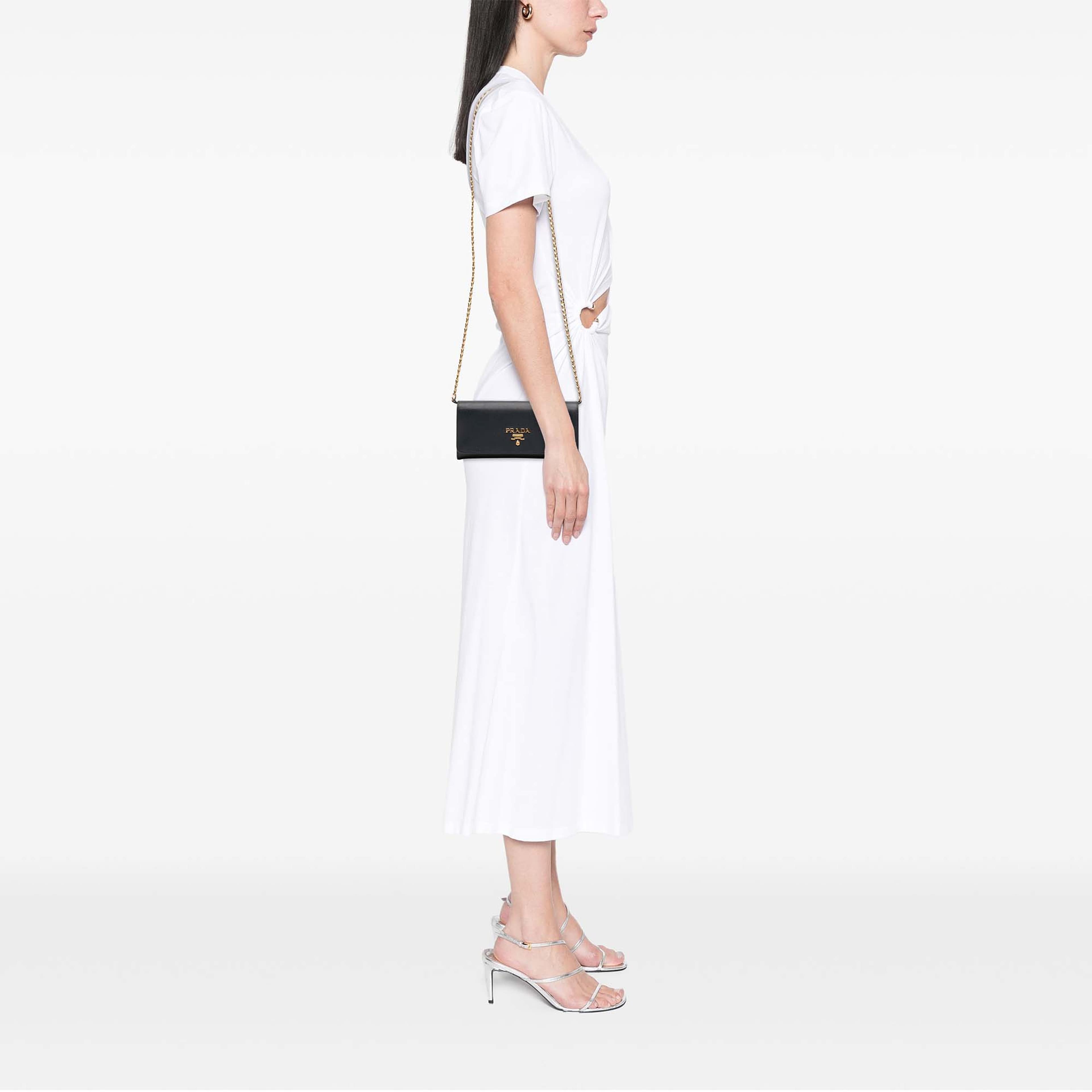 Prada Saffiano Lux Wallet On Chain, från Luxclusif, i färgen blå. Klicka för att öppna bilden i stort format