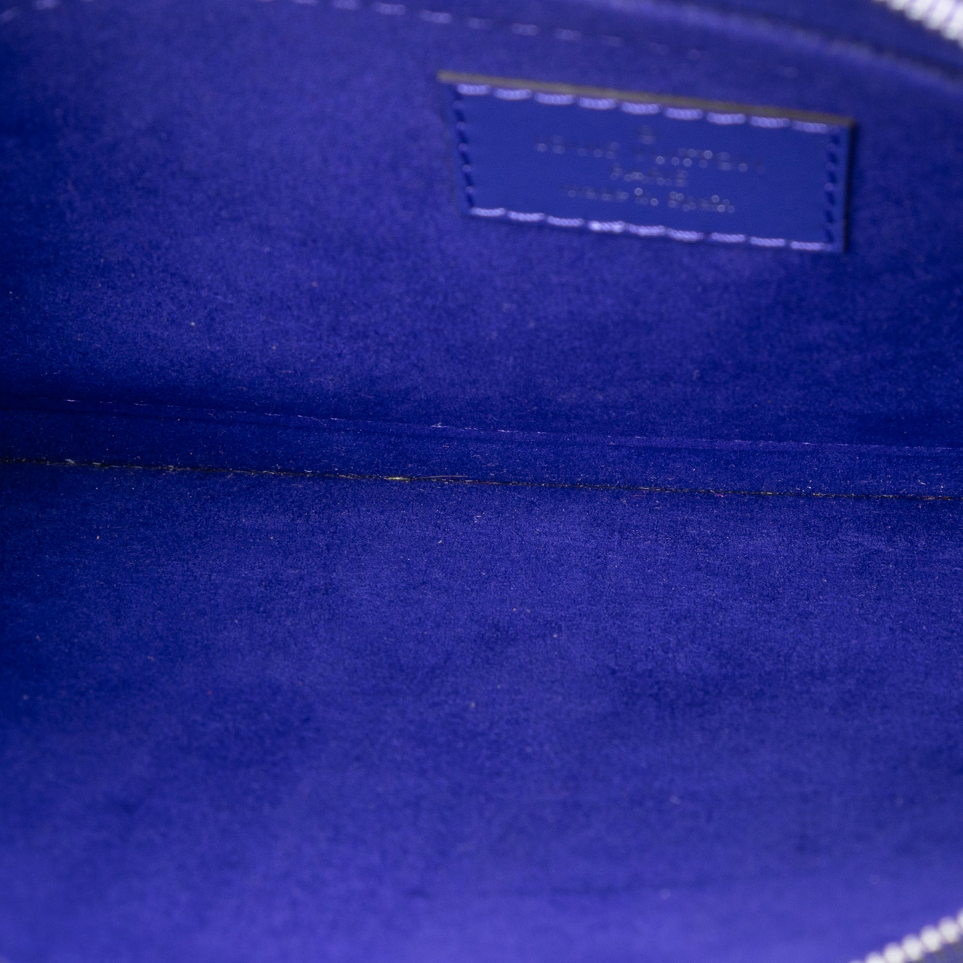 Louis Vuitton Epi Neverfull Pouch, från Luxclusif, i färgen purple. Klicka för att öppna bilden i stort format