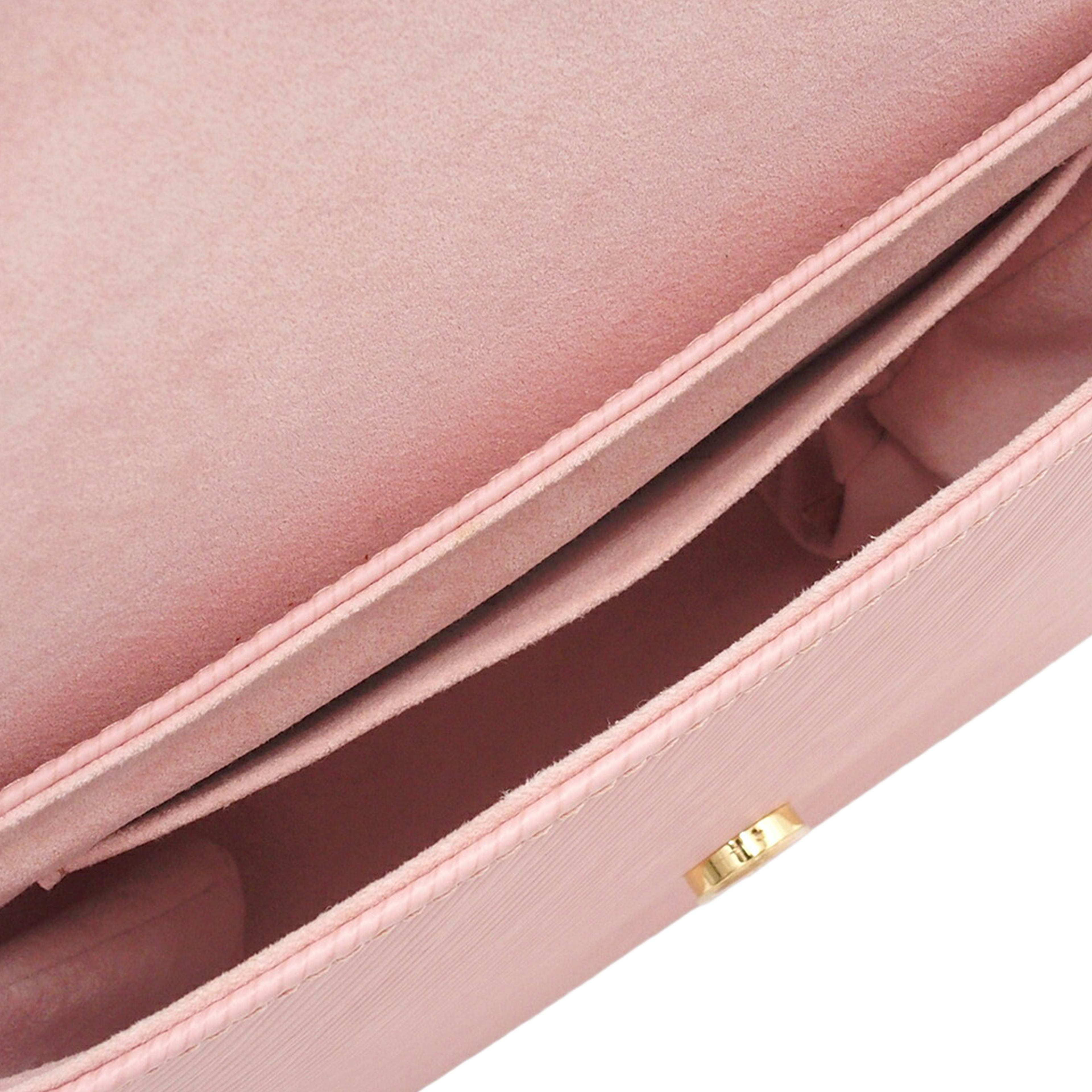 Louis Vuitton Epi Locky Bb, från Luxclusif, i färgen rosa. Klicka för att öppna bilden i stort format