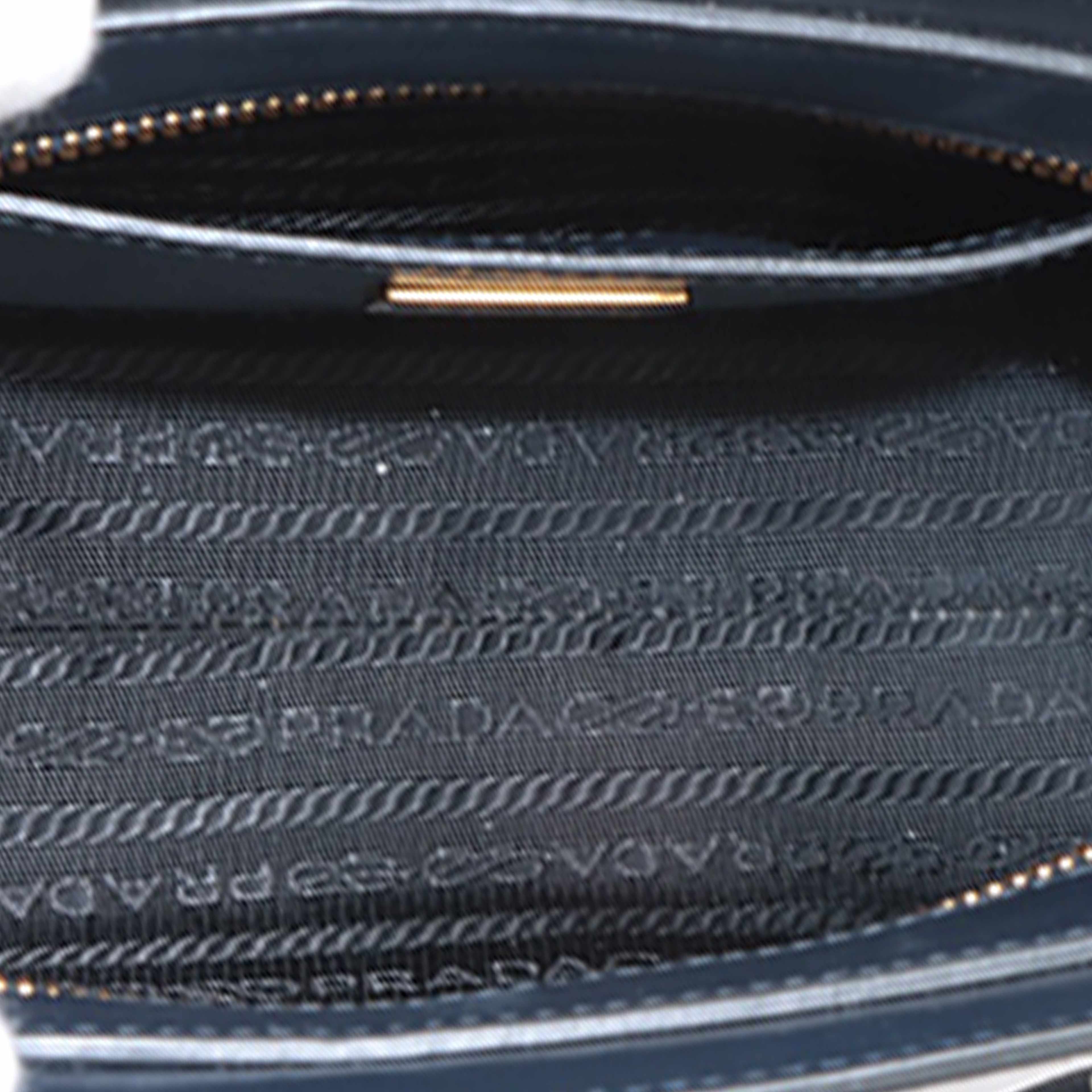 Prada Mini Saffiano Lux Tote, från Luxclusif, i färgen blå. Klicka för att öppna bilden i stort format