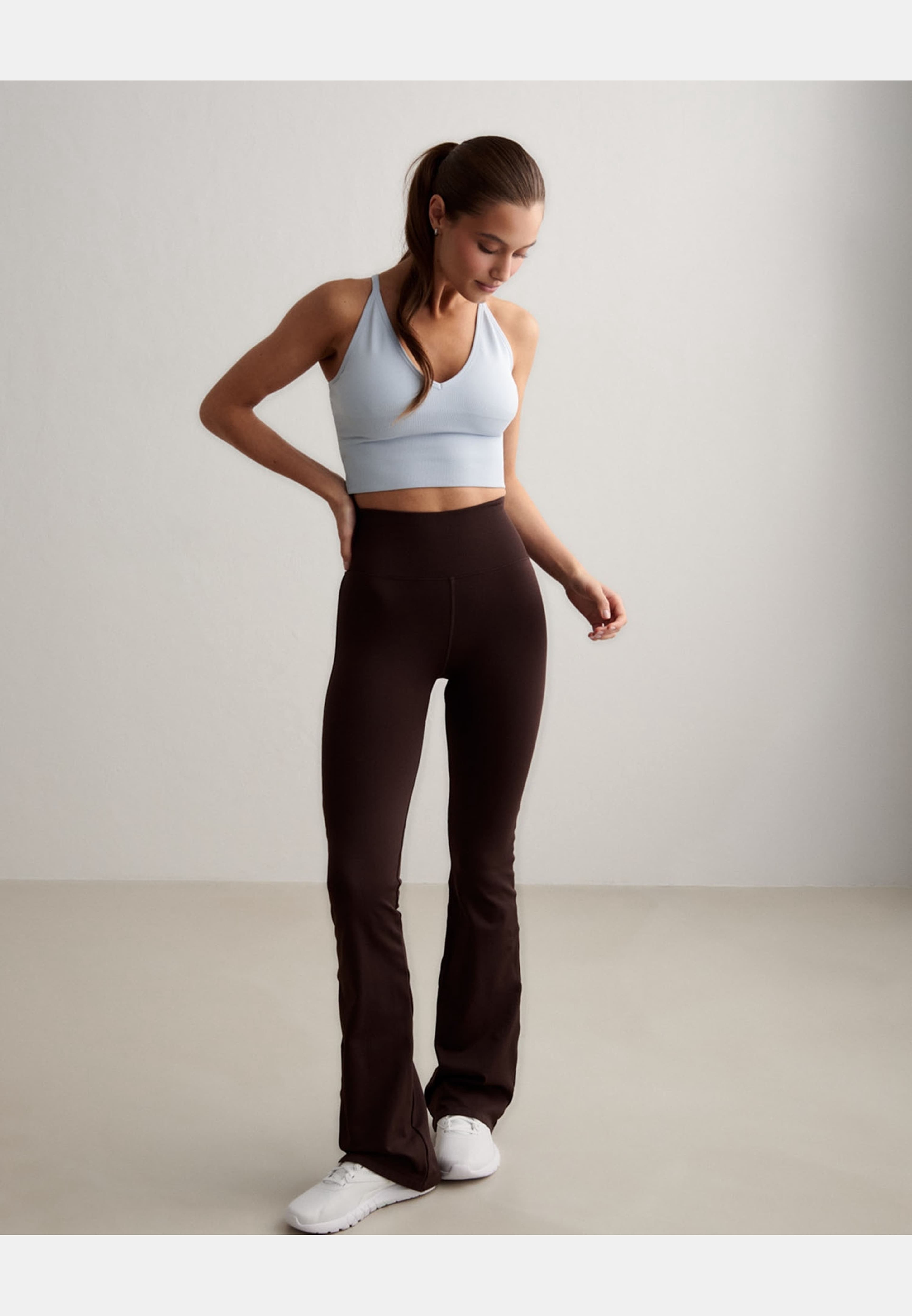 Shape Seamless Cross Back Bralette, från aim'n, i färgen aura. Klicka för att öppna bilden i stort format
