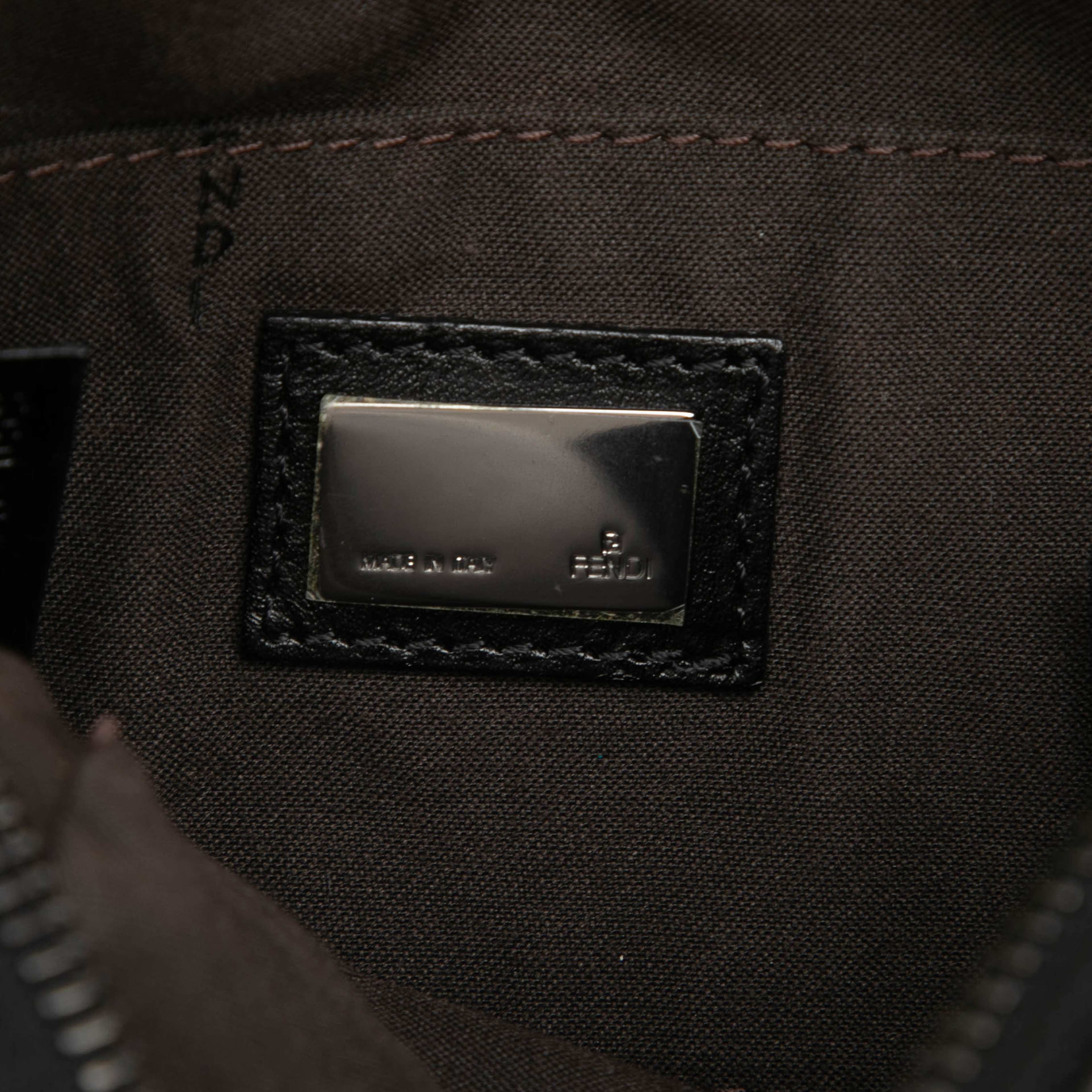Fendi Zucchino Canvas Crossbody, från Luxclusif, i färgen dark brown. Klicka för att öppna bilden i stort format
