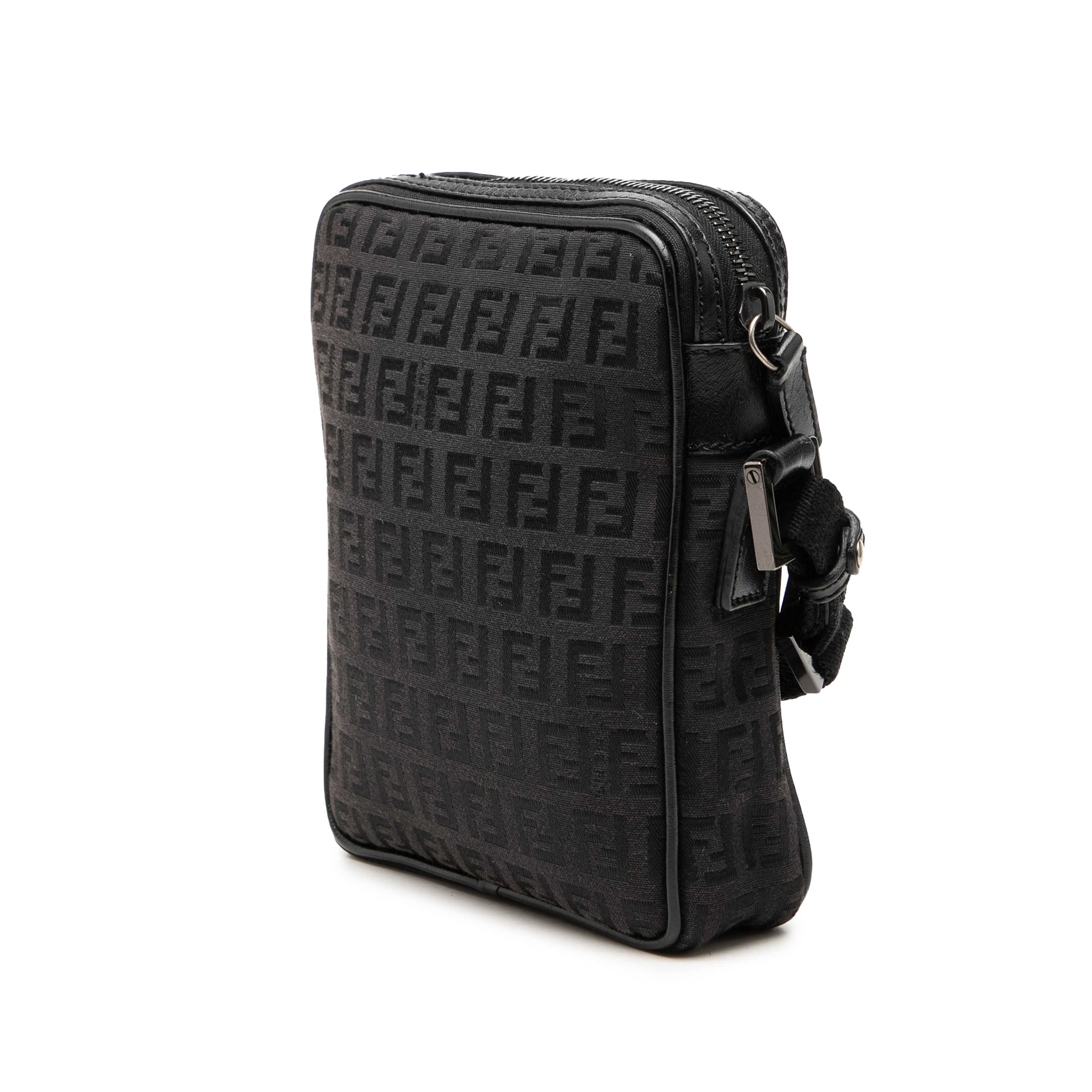 Fendi Zucchino Canvas Crossbody, från Luxclusif, i färgen brun. Klicka för att öppna bilden i stort format