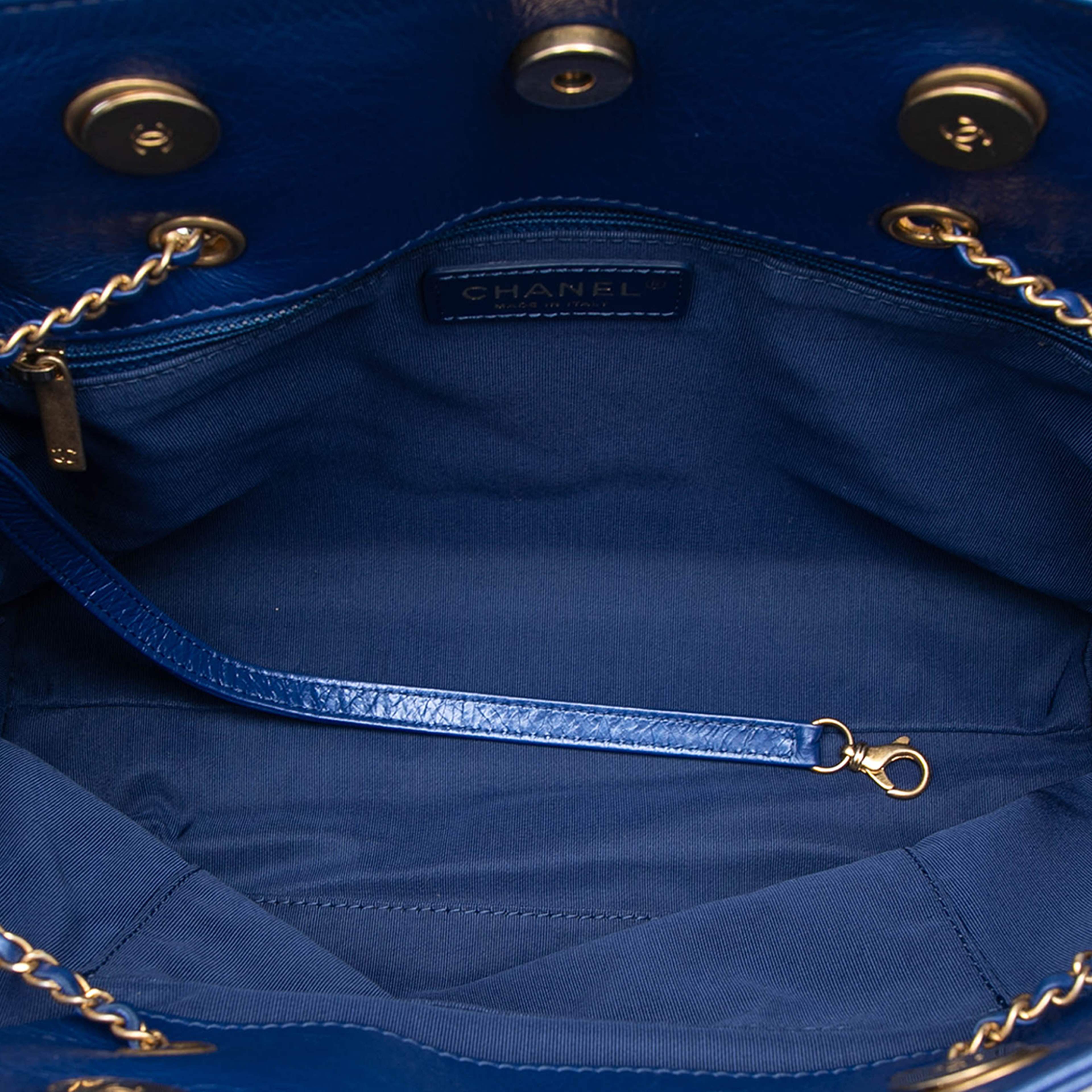 Chanel Cc Calfskin Front Zip Drawstring Chain Tote, från Luxclusif, i färgen blue. Klicka för att öppna bilden i stort format