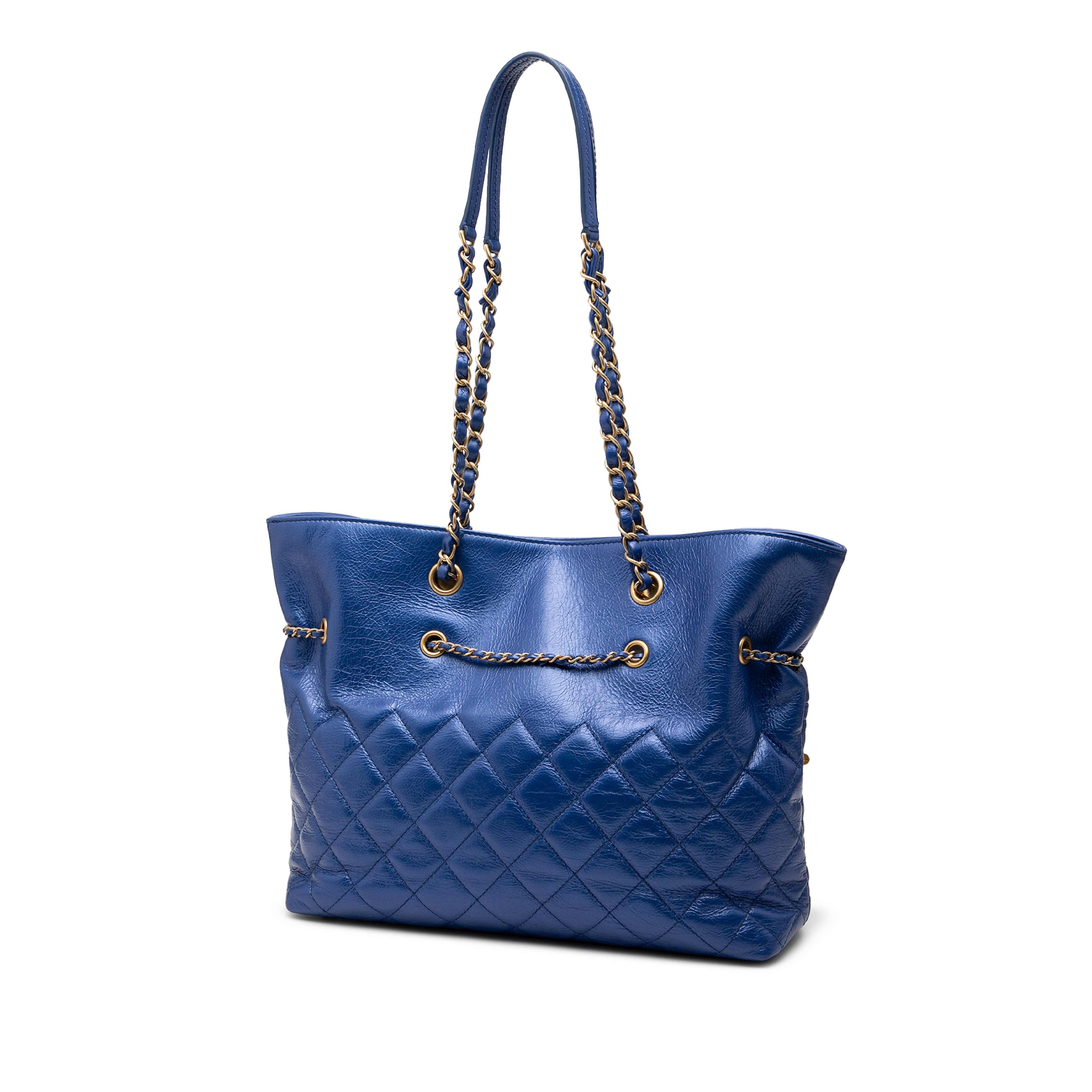 Chanel Cc Calfskin Front Zip Drawstring Chain Tote, från Luxclusif, i färgen blue. Klicka för att öppna bilden i stort format