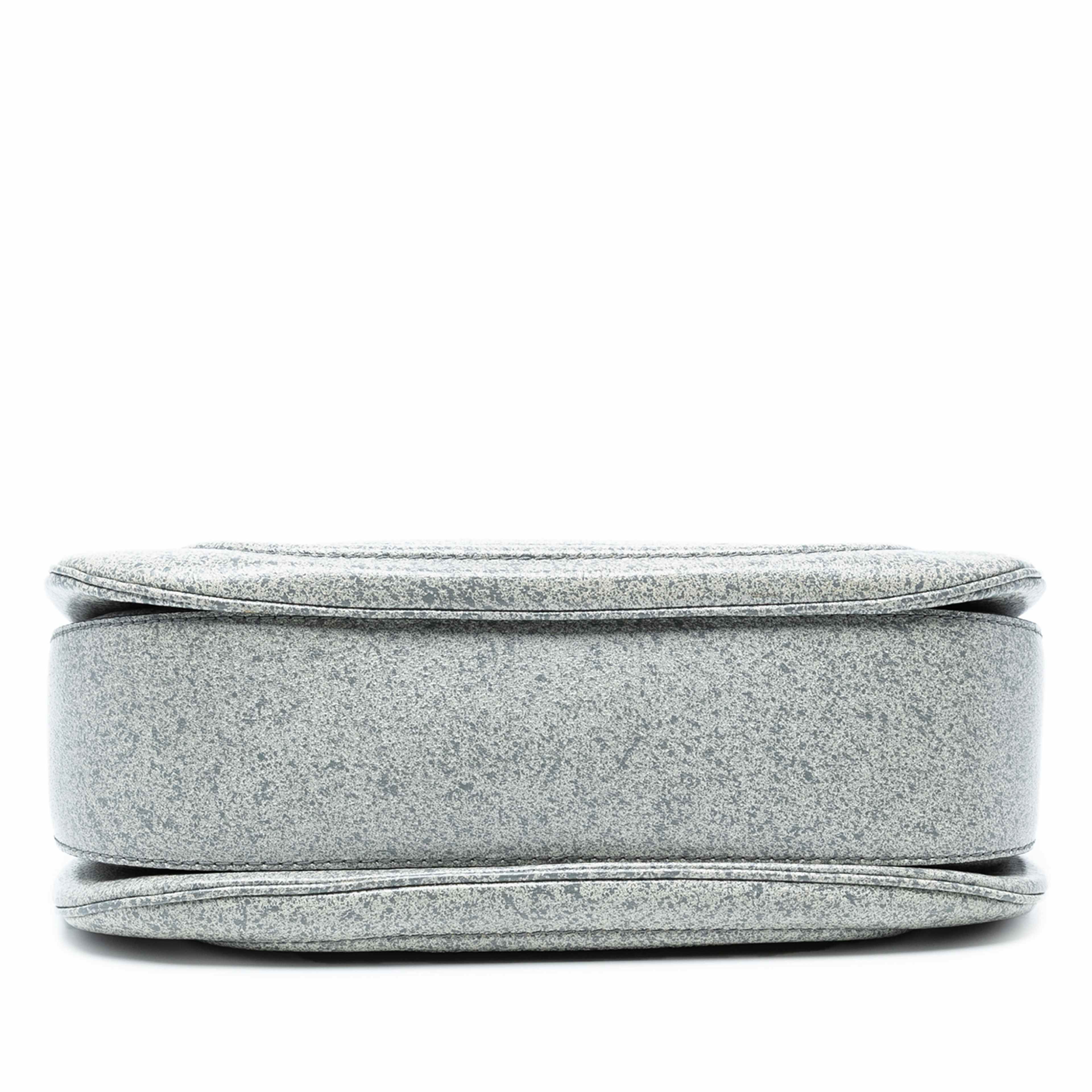 Gucci Large Speckled Leather New Bamboo Top Handle Bag, från Luxclusif, i färgen gray. Klicka för att öppna bilden i stort format