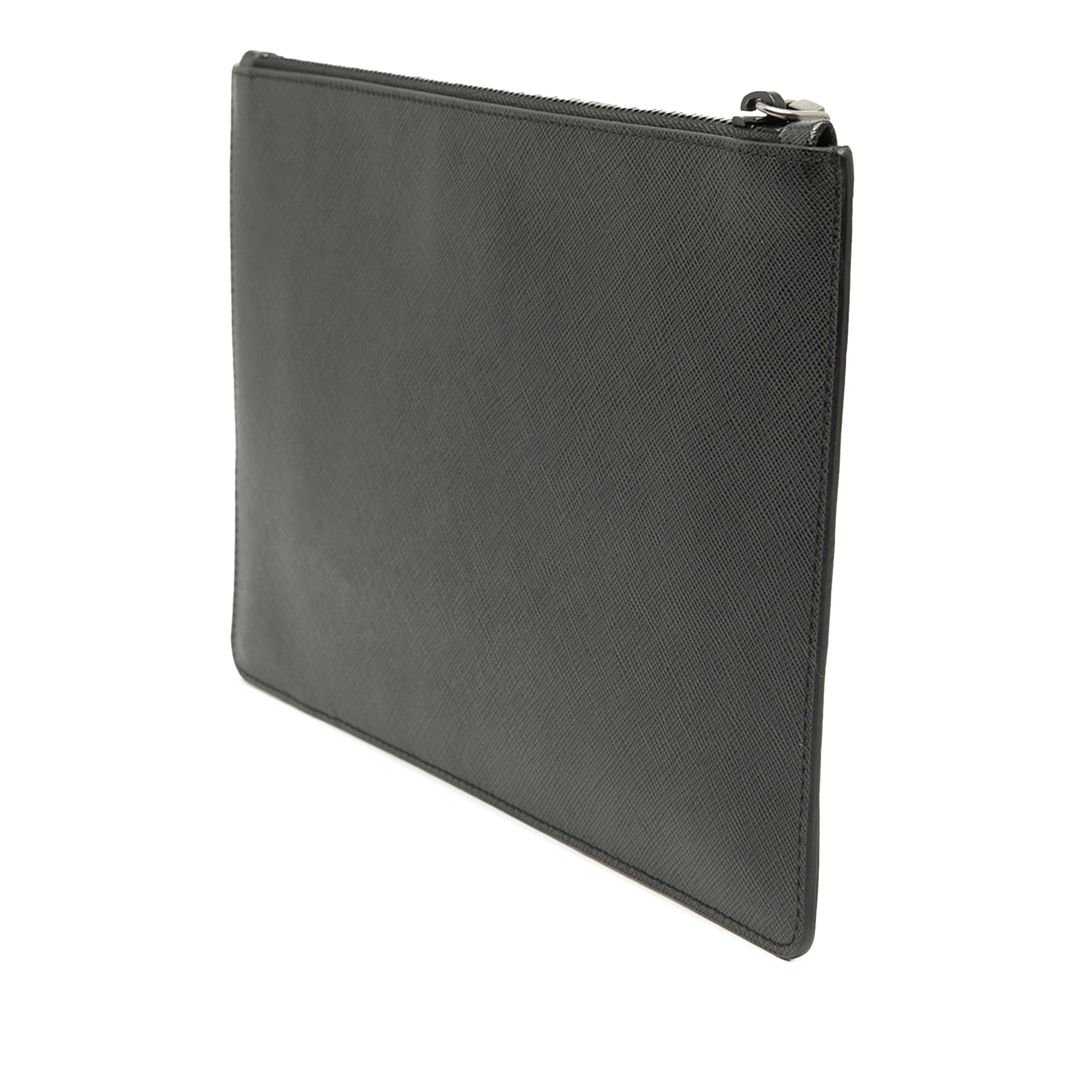 Prada Saffiano Clutch, från Luxclusif, i färgen black. Klicka för att öppna bilden i stort format