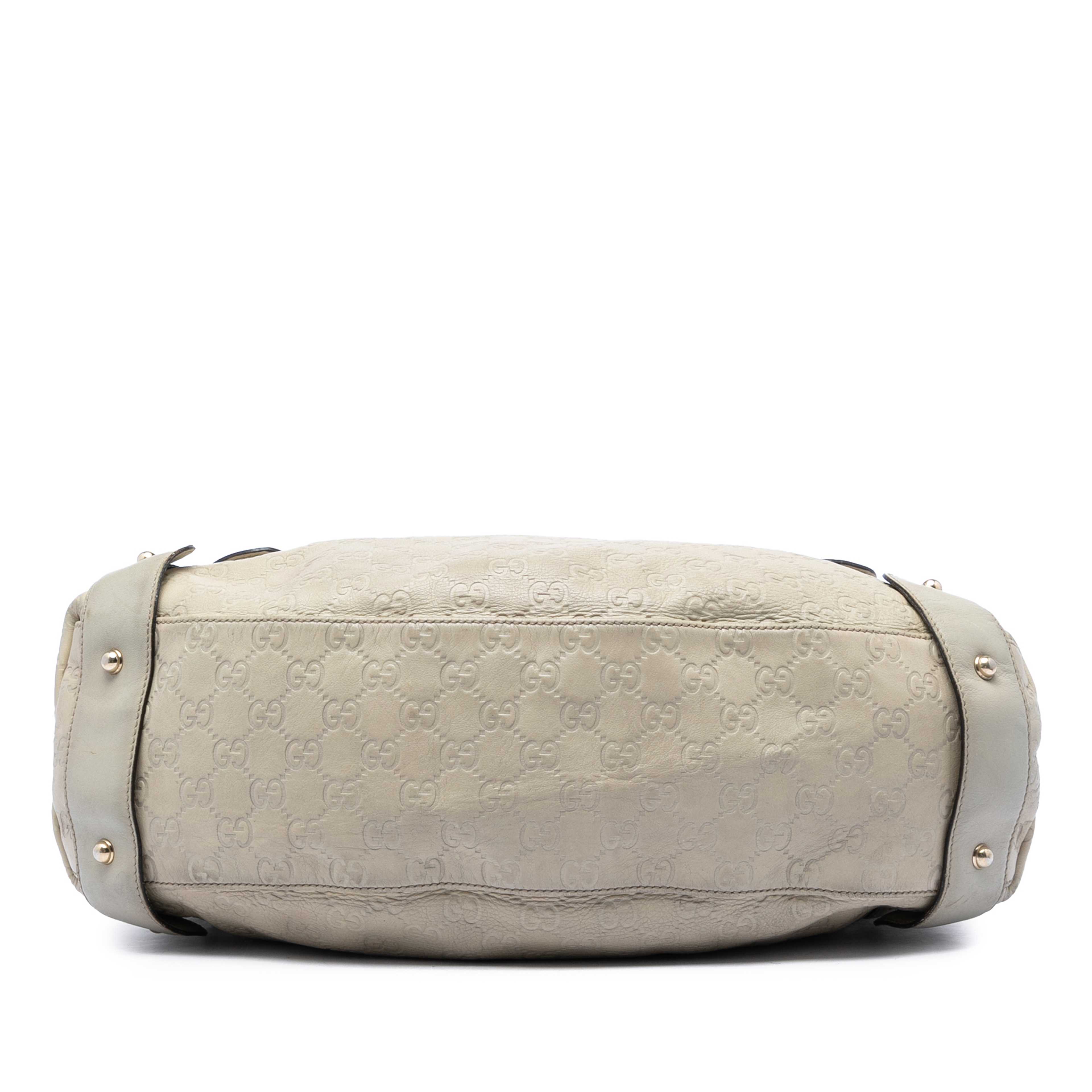 Gucci Guccissima Horsebit Pelham Shoulder Bag, från Luxclusif, i färgen beige. Klicka för att öppna bilden i stort format