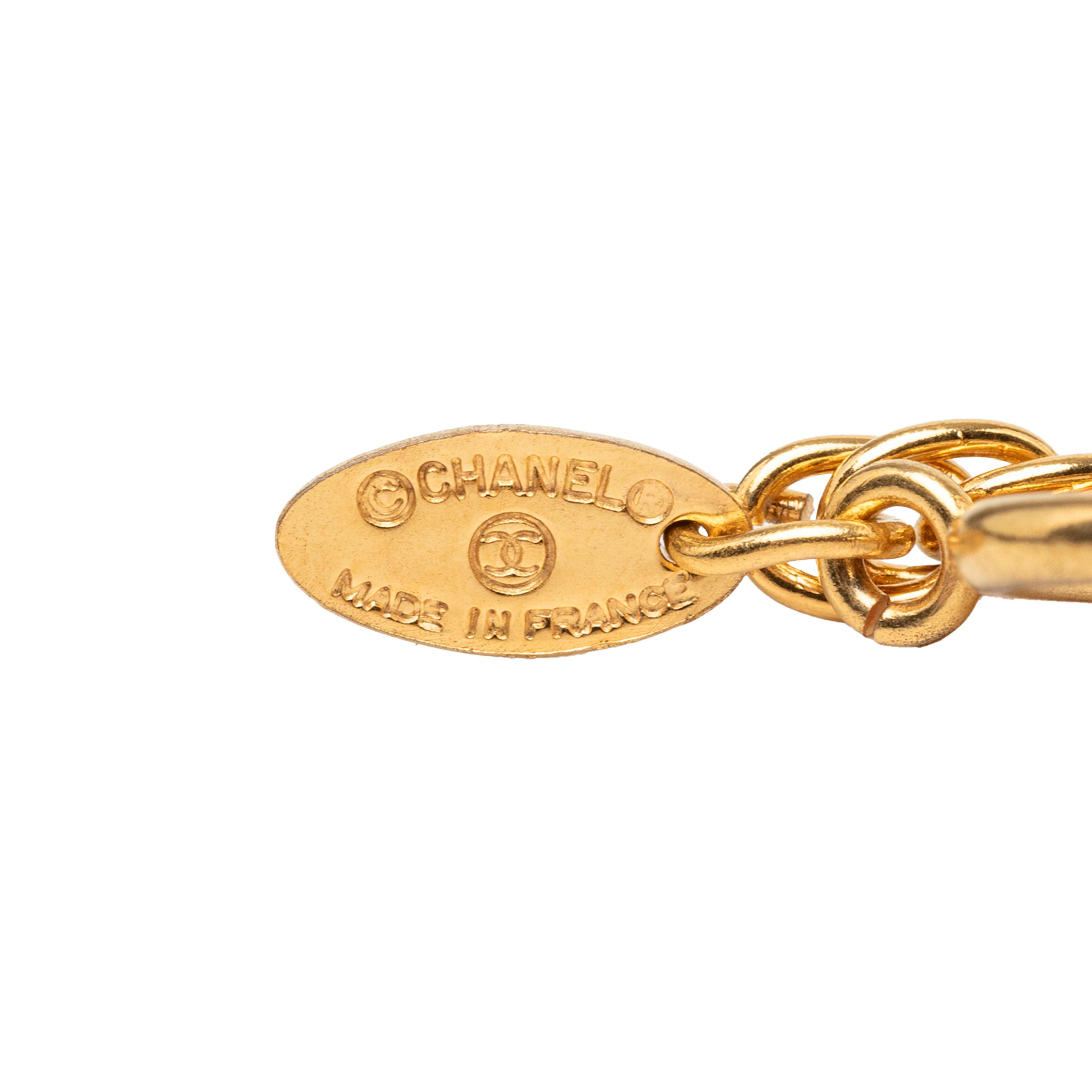 Chanel Cc Gold Plated Medallion Sunburst Pendant Necklace, från Luxclusif, i färgen guld. Klicka för att öppna bilden i stort format