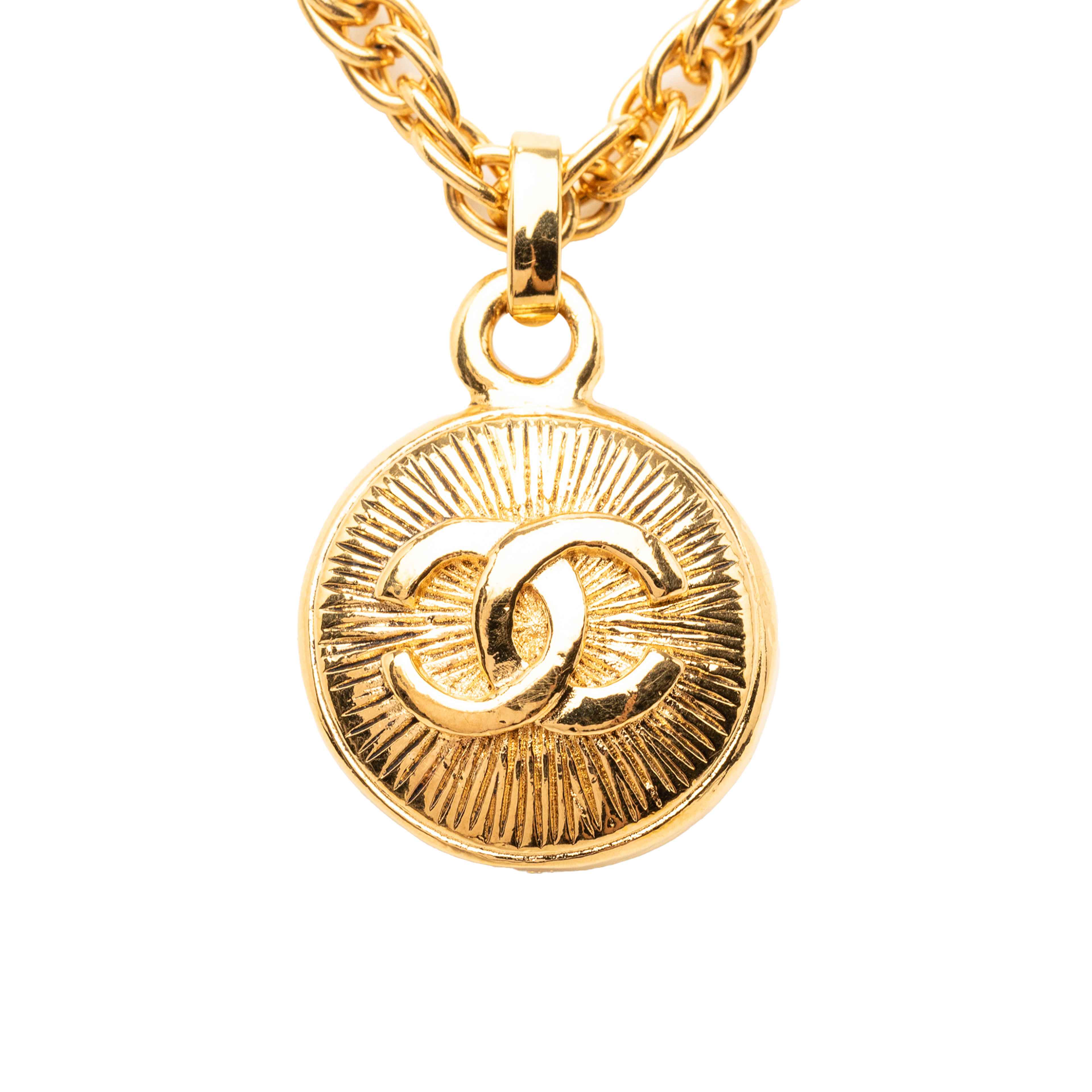 Chanel Cc Gold Plated Medallion Sunburst Pendant Necklace, från Luxclusif, i färgen gold. Klicka för att öppna bilden i stort format