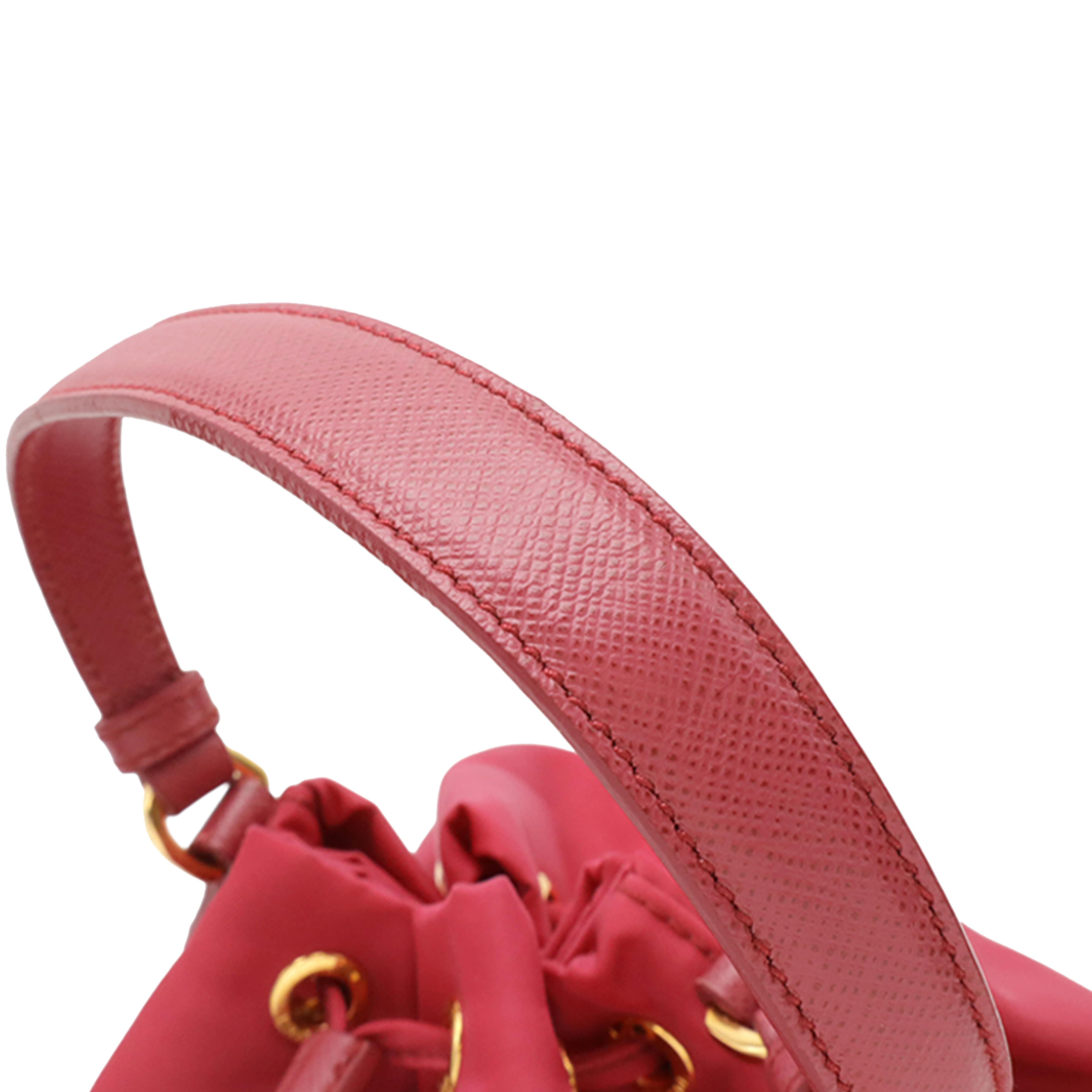 Prada Re Nylon Duet Bucket Bag, från Luxclusif, i färgen röd. Klicka för att öppna bilden i stort format