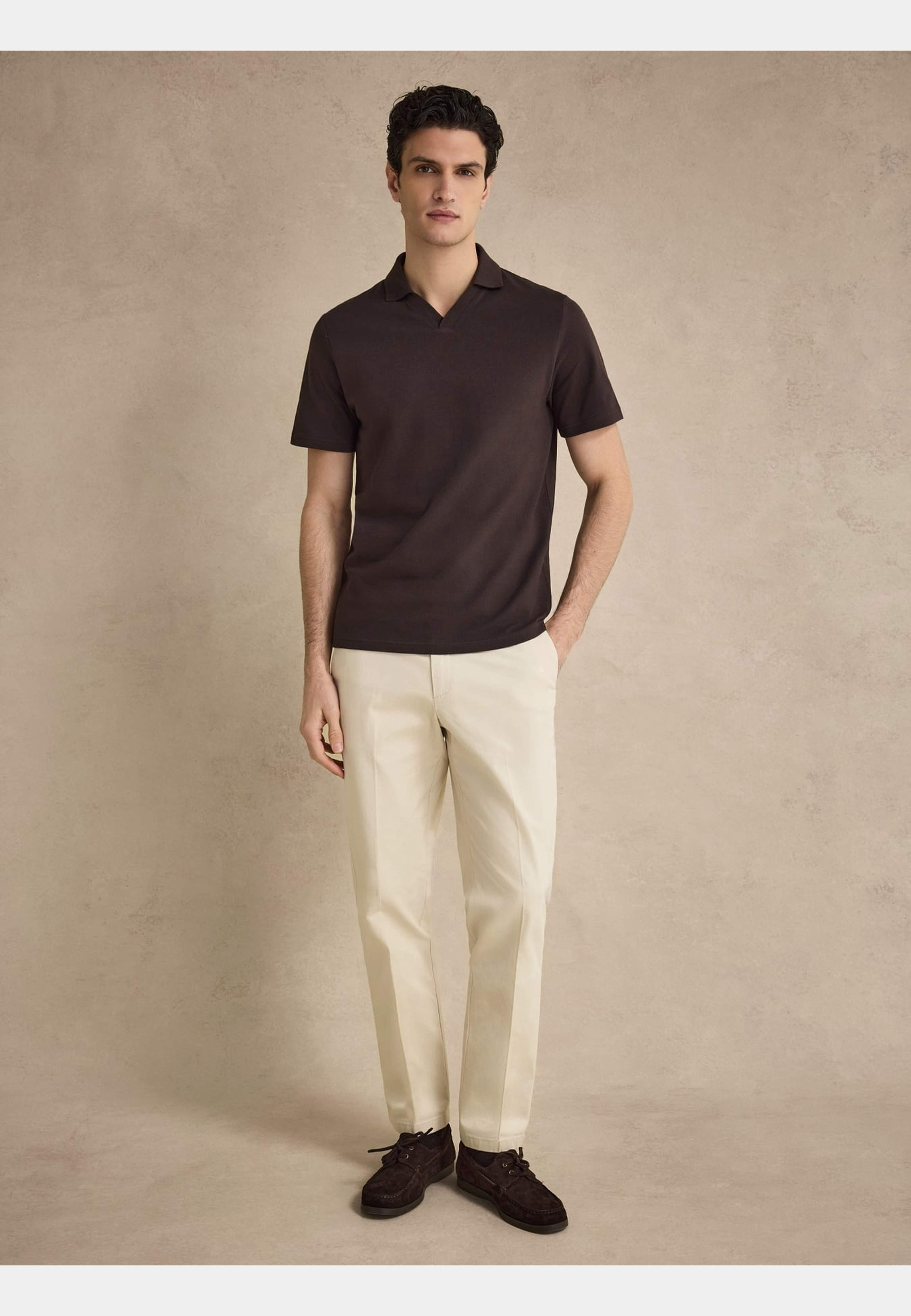 Cotton Short Sleeve V-neck Polo Shirt, från John Henric, i färgen dark brown. Klicka för att öppna bilden i stort format