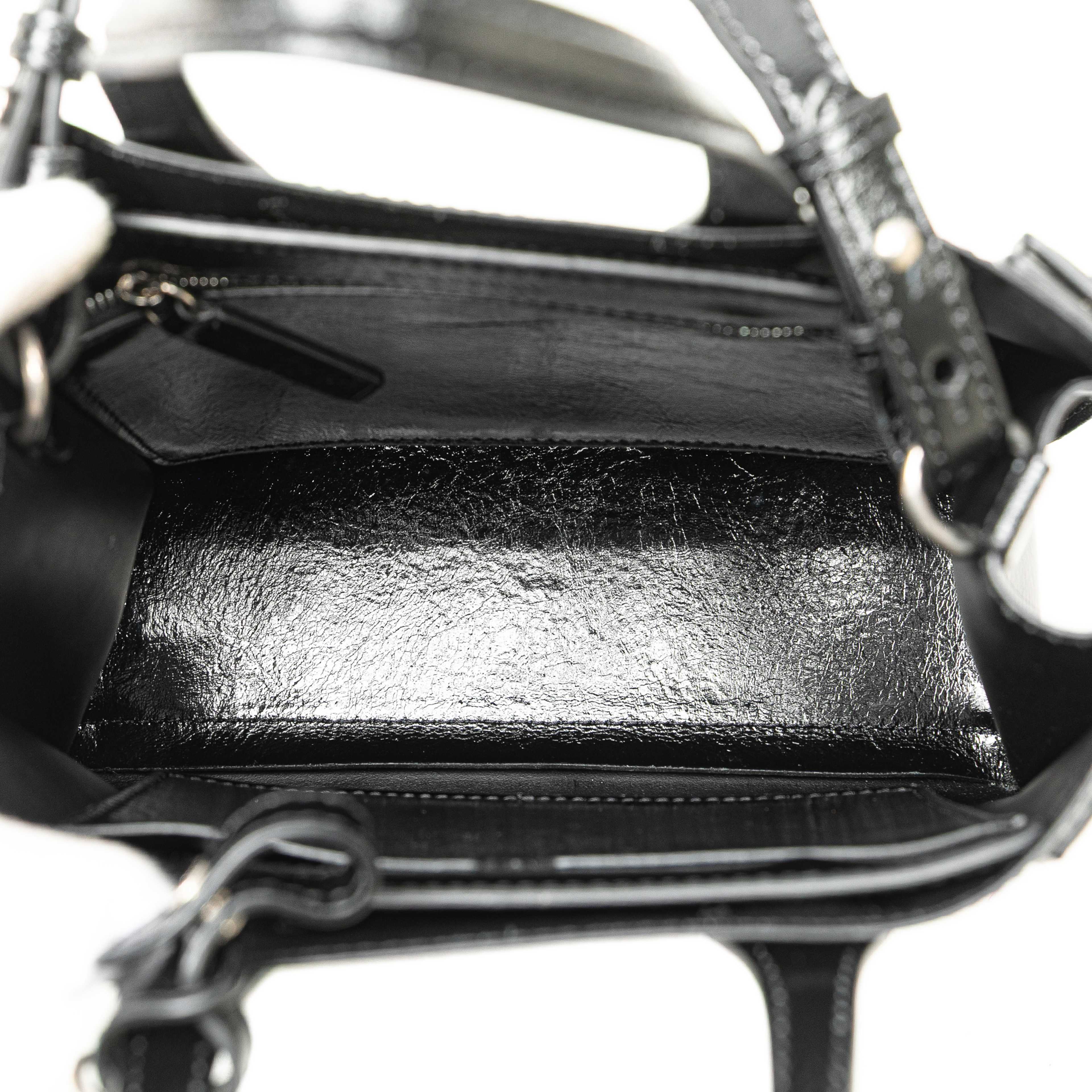 Burberry Small Soft Calfskin Banner Satchel, från Luxclusif, i färgen black. Klicka för att öppna bilden i stort format