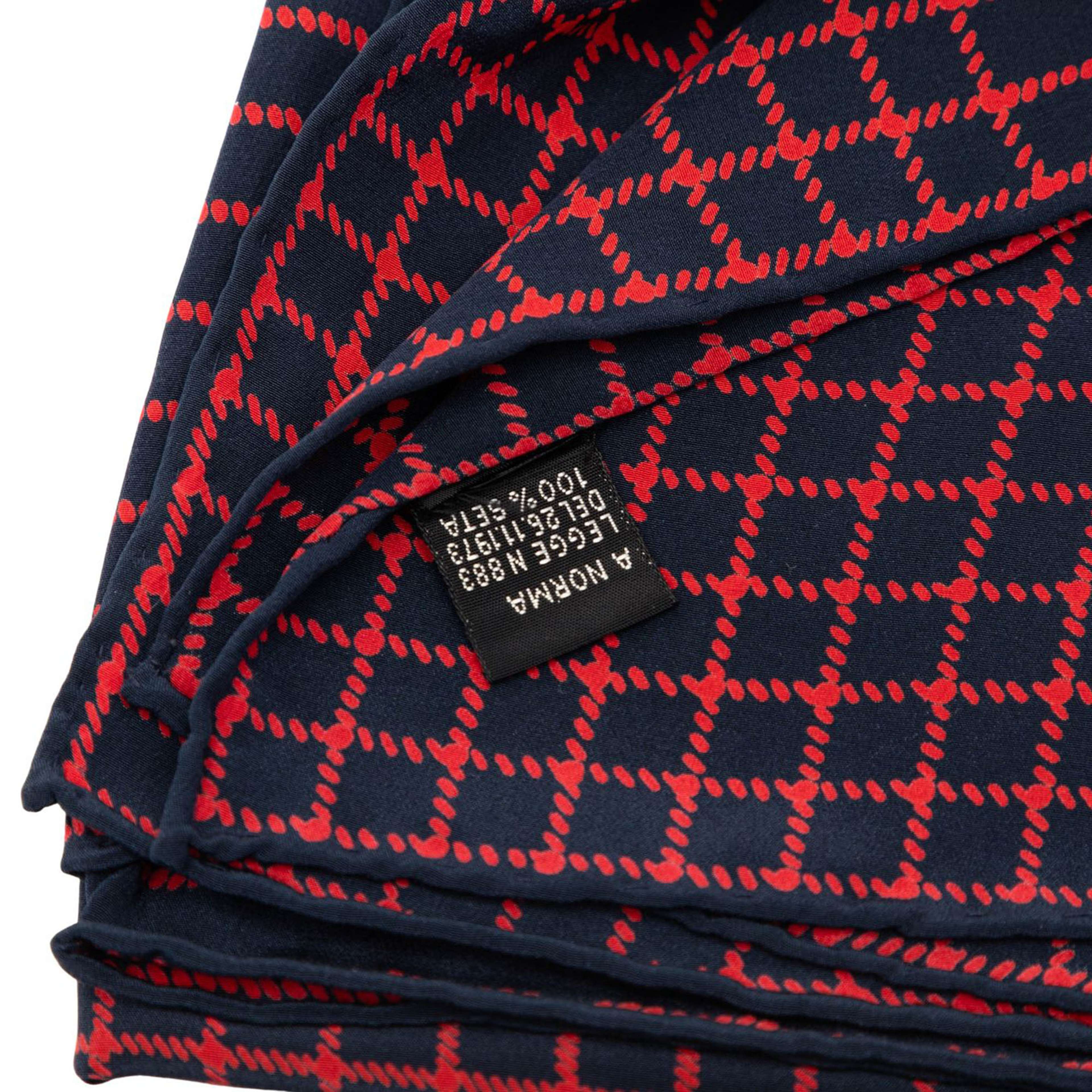 Chanel Printed Silk Scarf, från Luxclusif, i färgen navy. Klicka för att öppna bilden i stort format