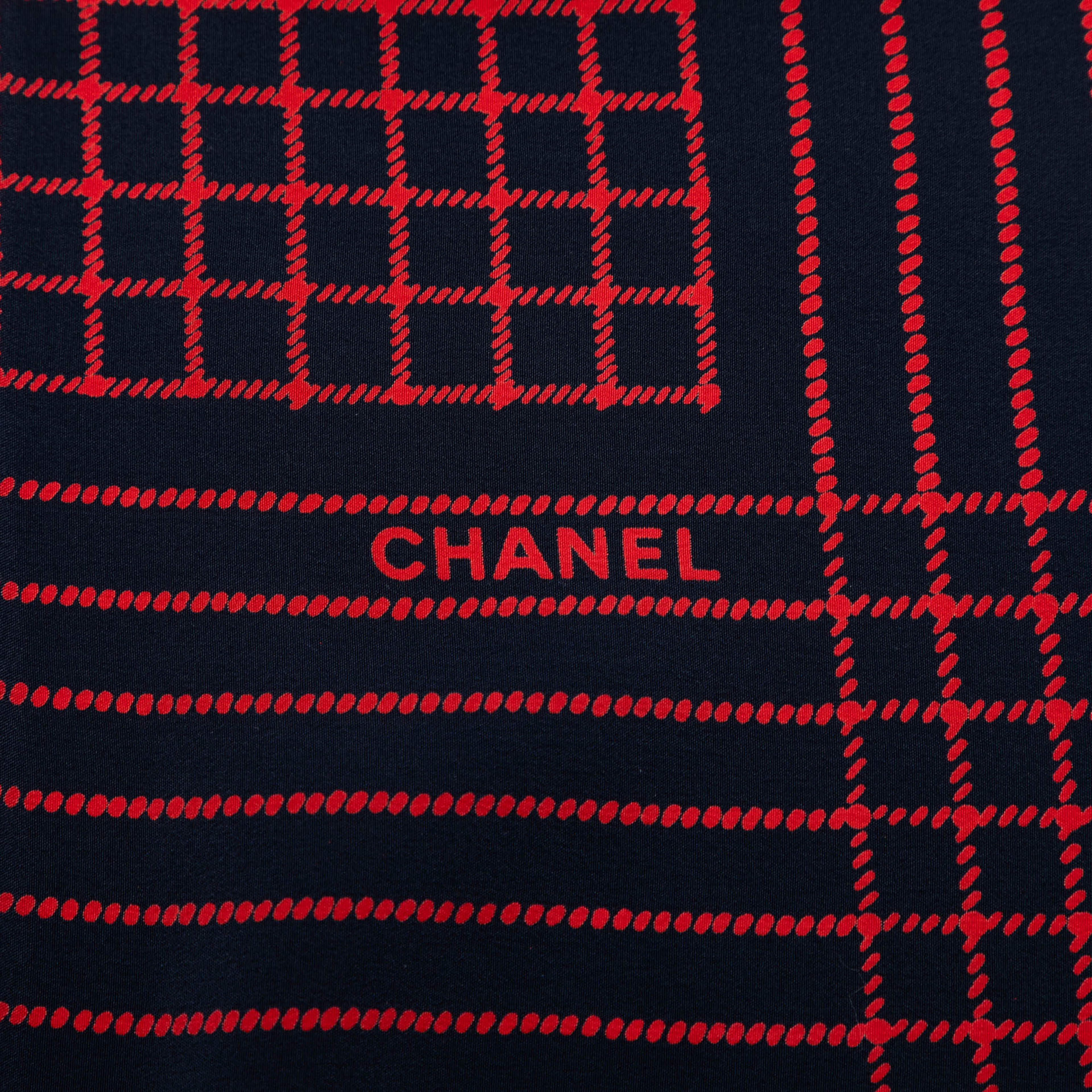 Chanel Printed Silk Scarf, från Luxclusif, i färgen navy. Klicka för att öppna bilden i stort format