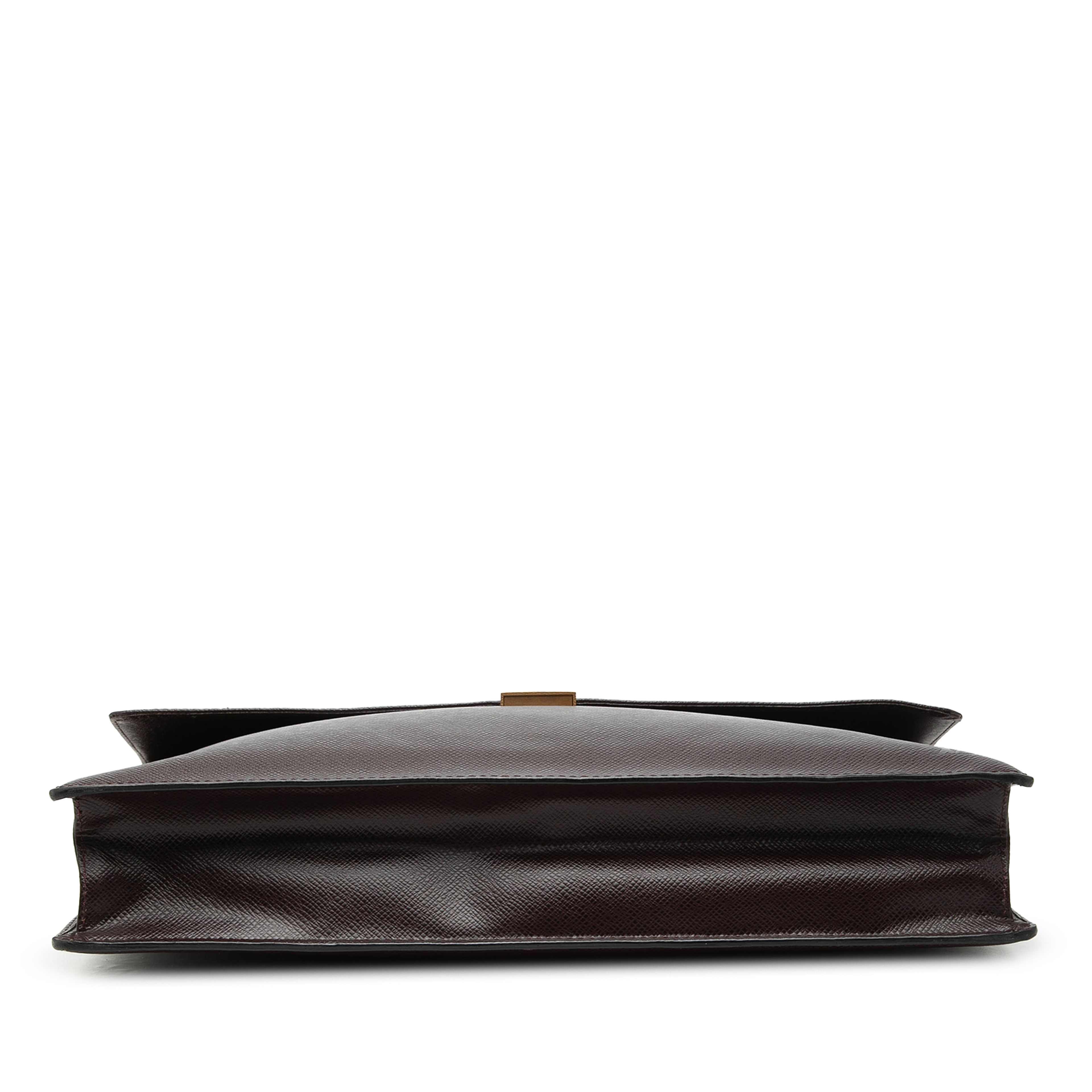 Louis Vuitton Taiga Porte Documents Angara, från Luxclusif, i färgen dark brown. Klicka för att öppna bilden i stort format