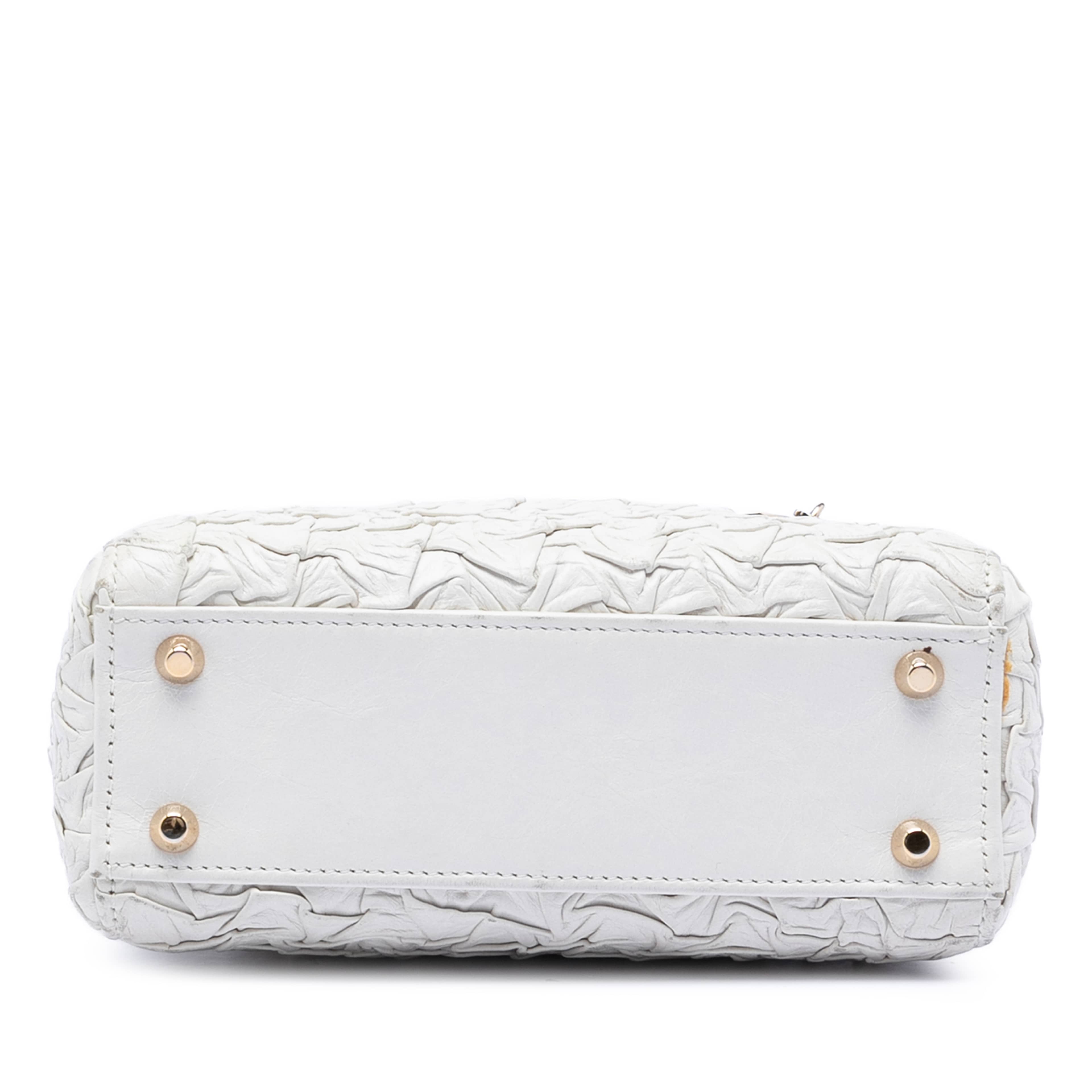 Dior Mini Wavy Crinkled Lambskin Lady Dior, från Luxclusif, i färgen vit. Klicka för att öppna bilden i stort format