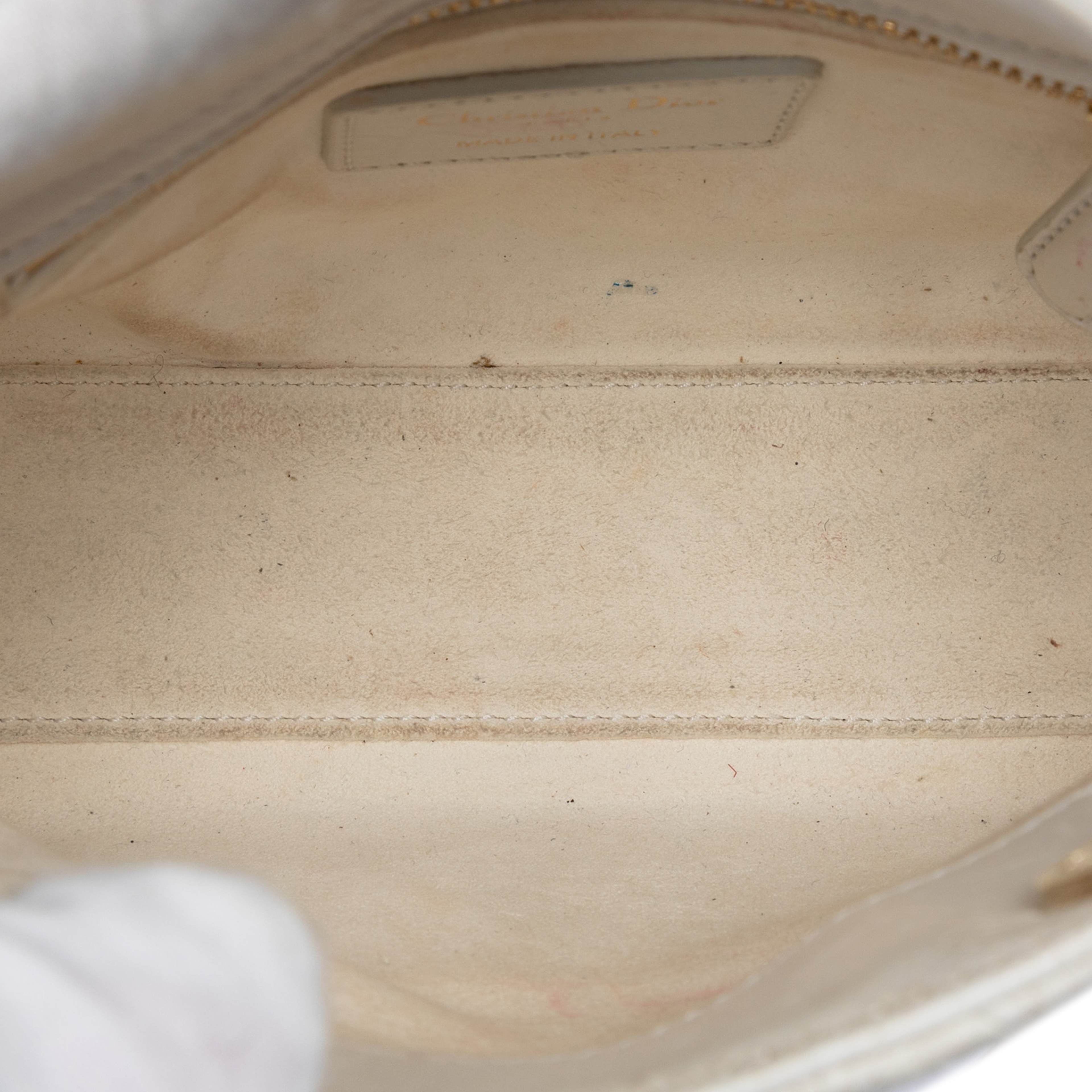 Dior Mini Wavy Crinkled Lambskin Lady Dior, från Luxclusif, i färgen white. Klicka för att öppna bilden i stort format