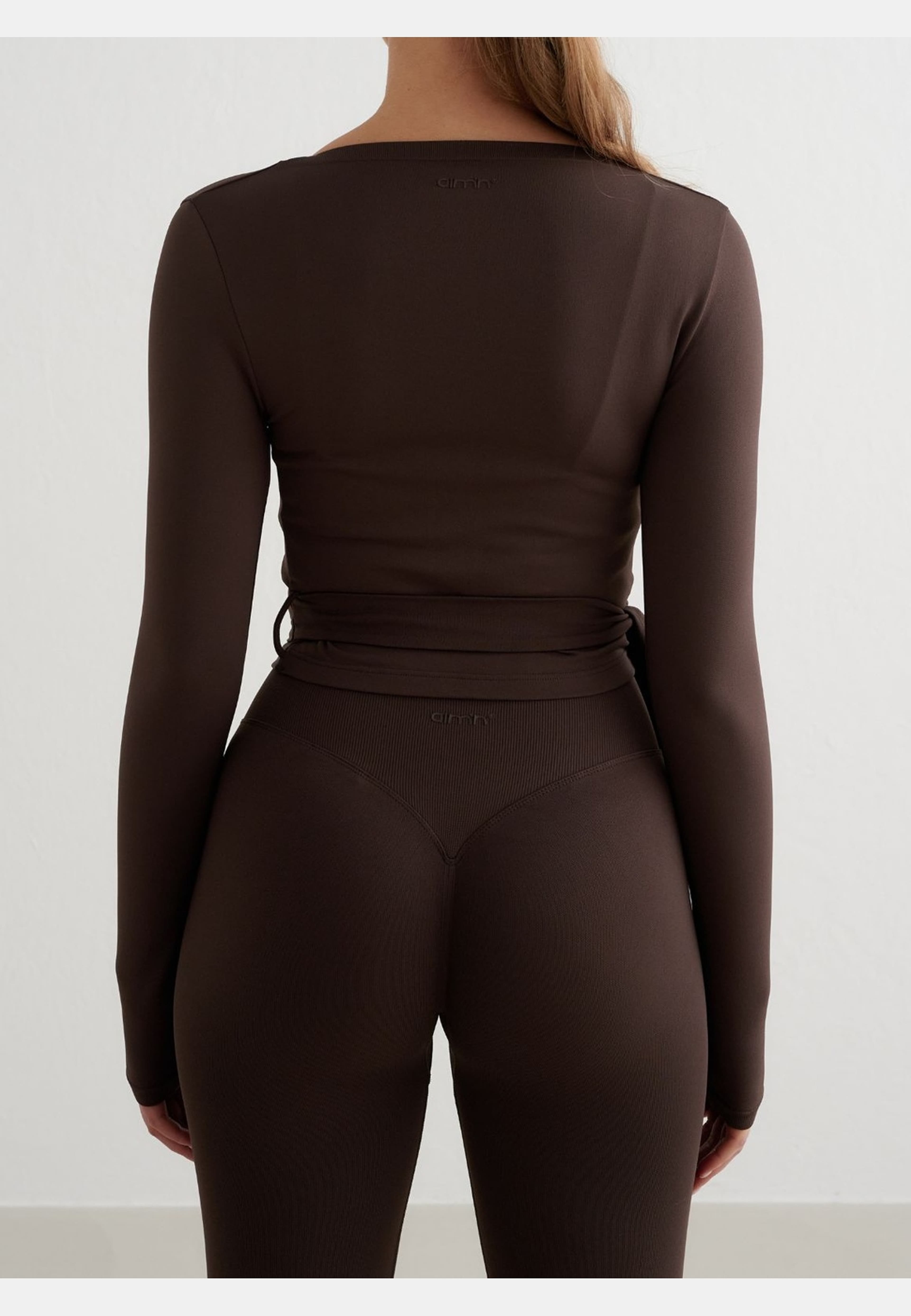 Shape Seamless Wrap Long Sleeve, från aim'n, i färgen chocolate. Klicka för att öppna bilden i stort format