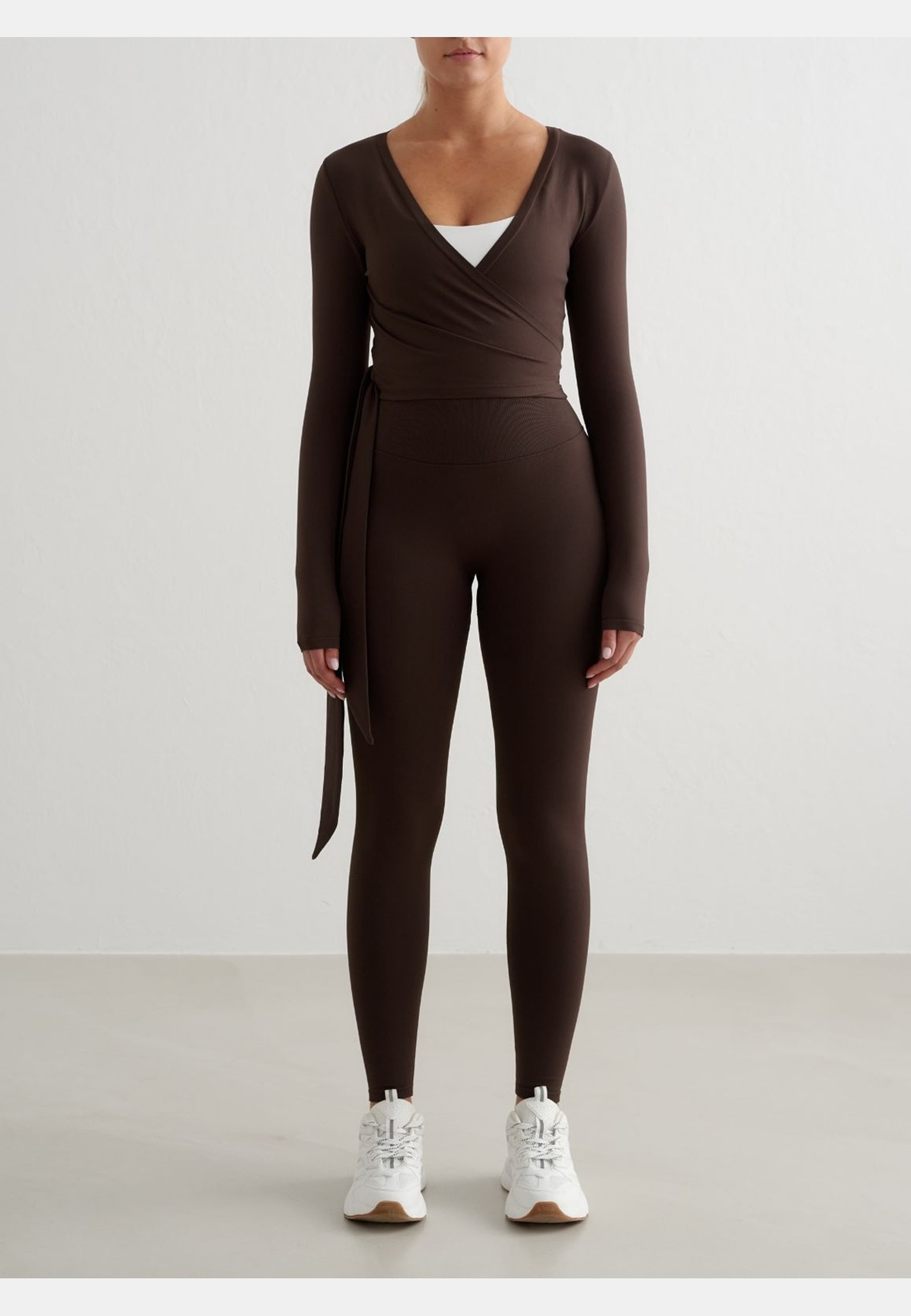 Shape Seamless Wrap Long Sleeve, från aim'n, i färgen chocolate. Klicka för att öppna bilden i stort format