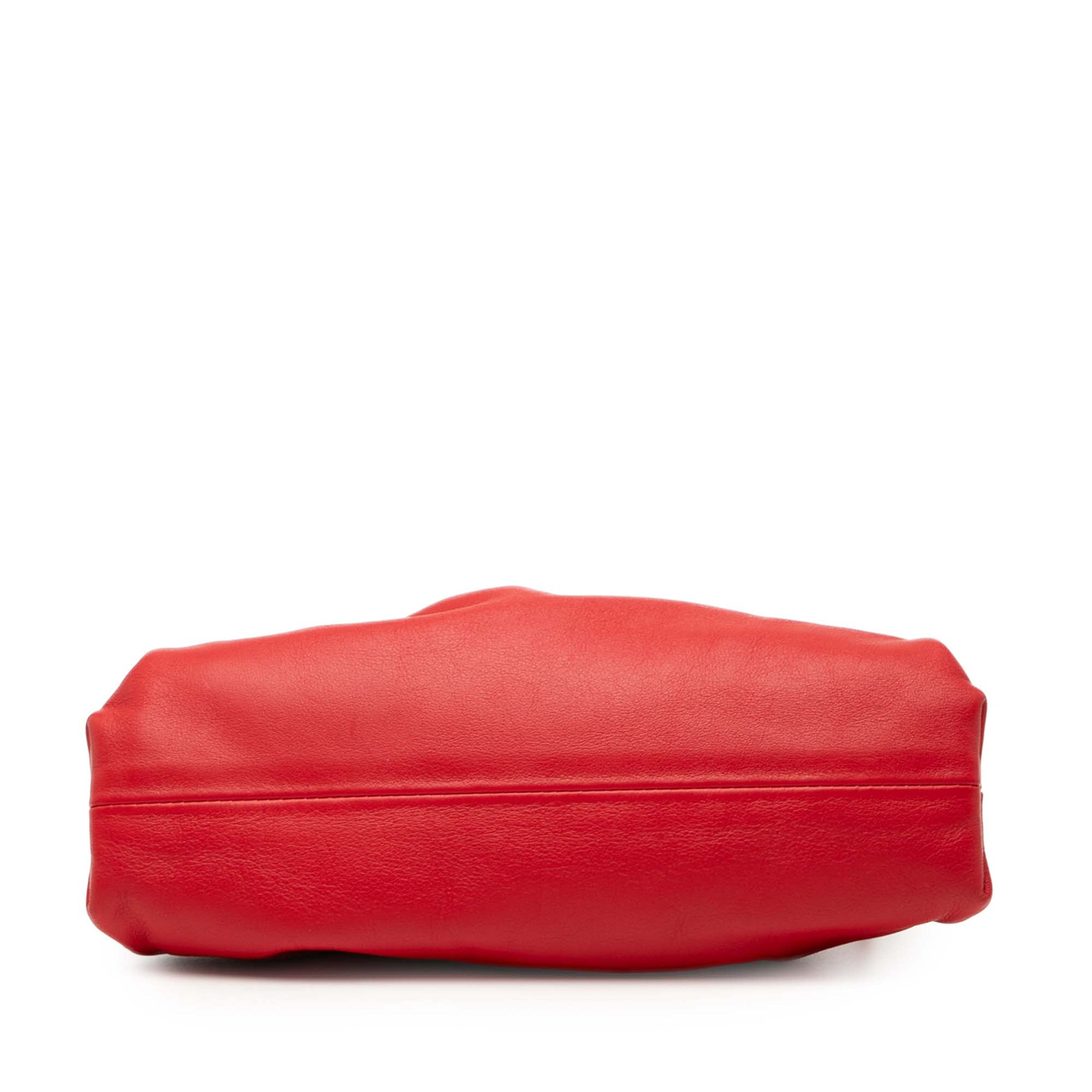 Bottega Veneta Lambskin The Mini Pouch Crossbody, från Luxclusif, i färgen red. Klicka för att öppna bilden i stort format