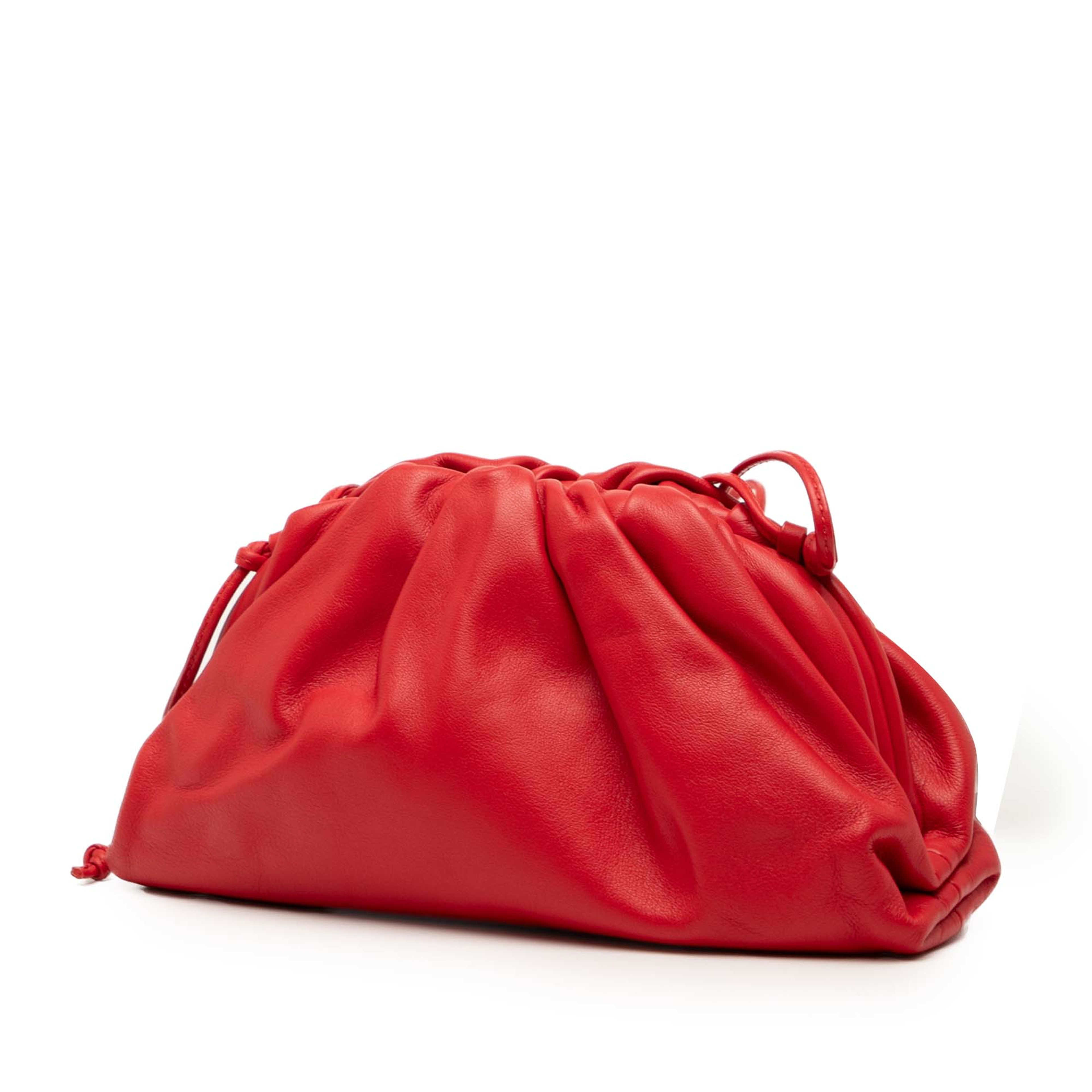Bottega Veneta Lambskin The Mini Pouch Crossbody, från Luxclusif, i färgen red. Klicka för att öppna bilden i stort format