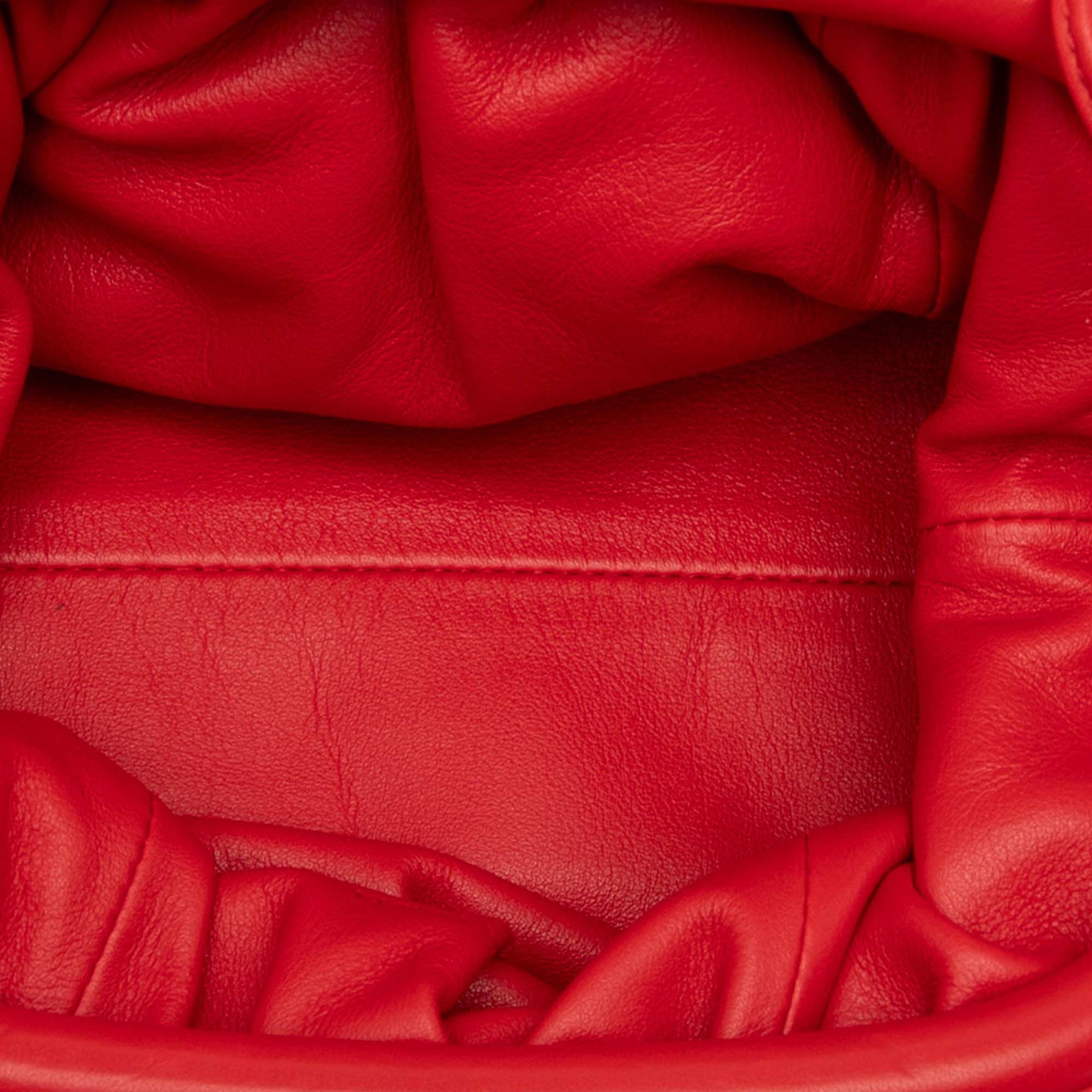 Bottega Veneta Lambskin The Mini Pouch Crossbody, från Luxclusif, i färgen red. Klicka för att öppna bilden i stort format
