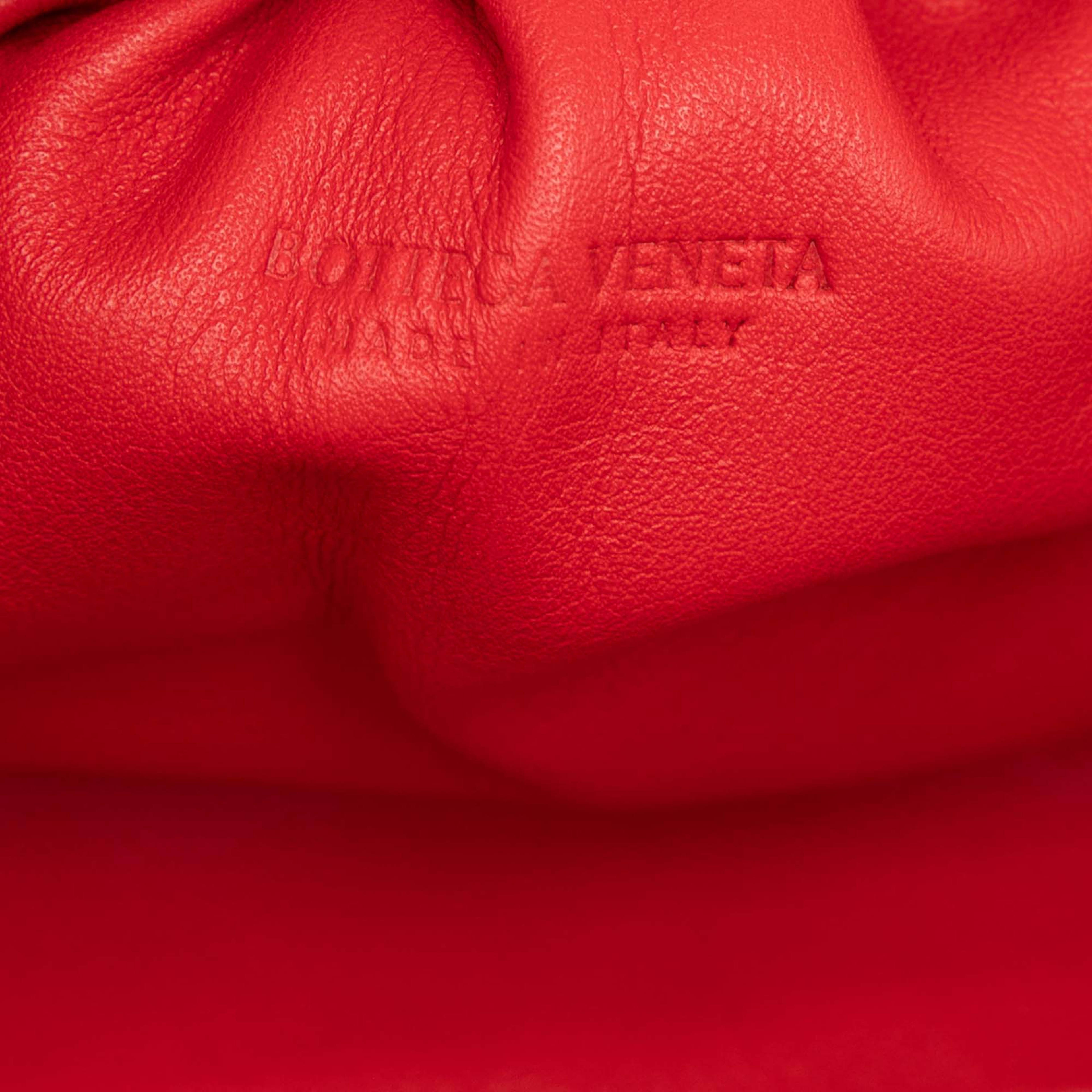 Bottega Veneta Lambskin The Mini Pouch Crossbody, från Luxclusif, i färgen red. Klicka för att öppna bilden i stort format