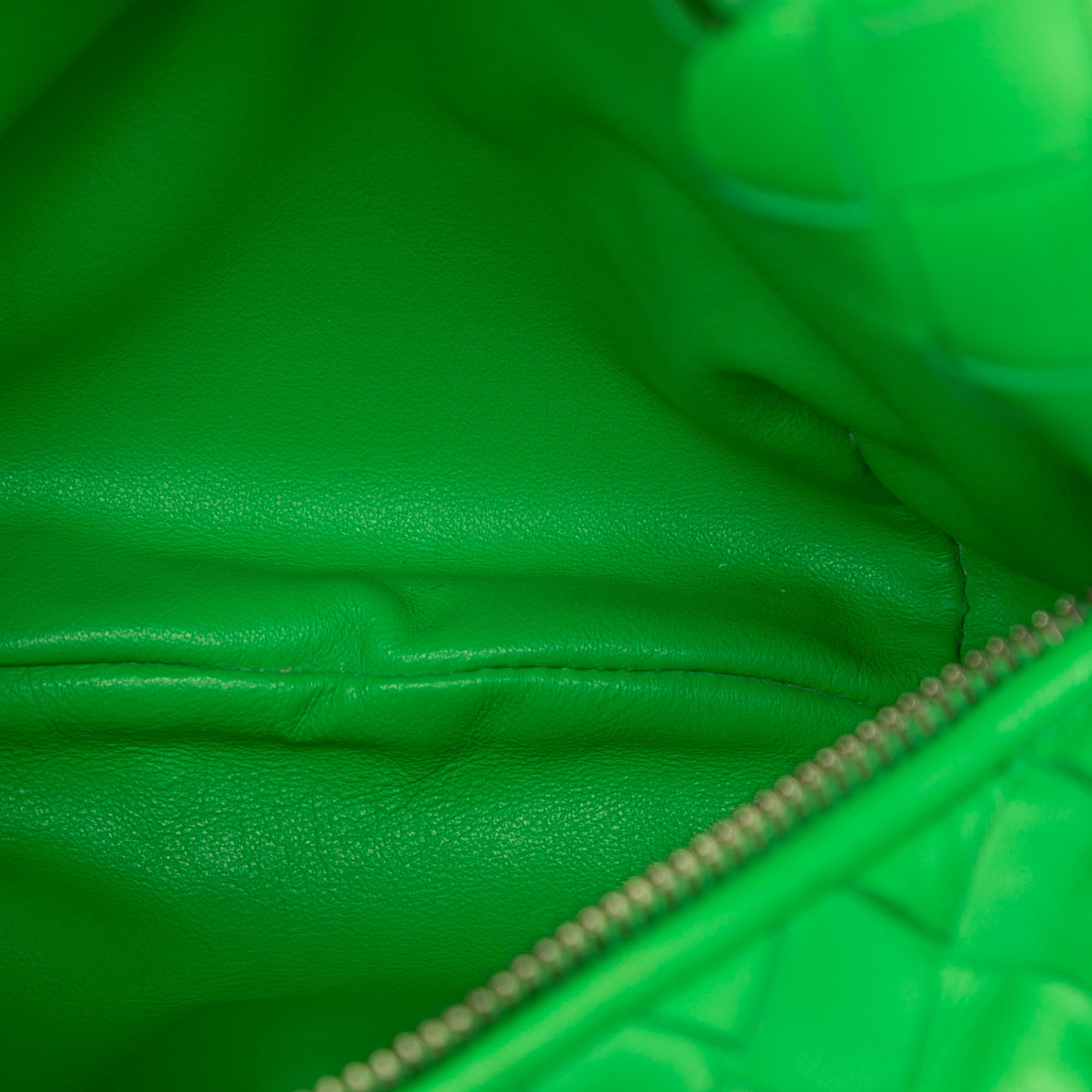 Bottega Veneta Mini Nappa Intrecciato Jodie, från Luxclusif, i färgen green. Klicka för att öppna bilden i stort format