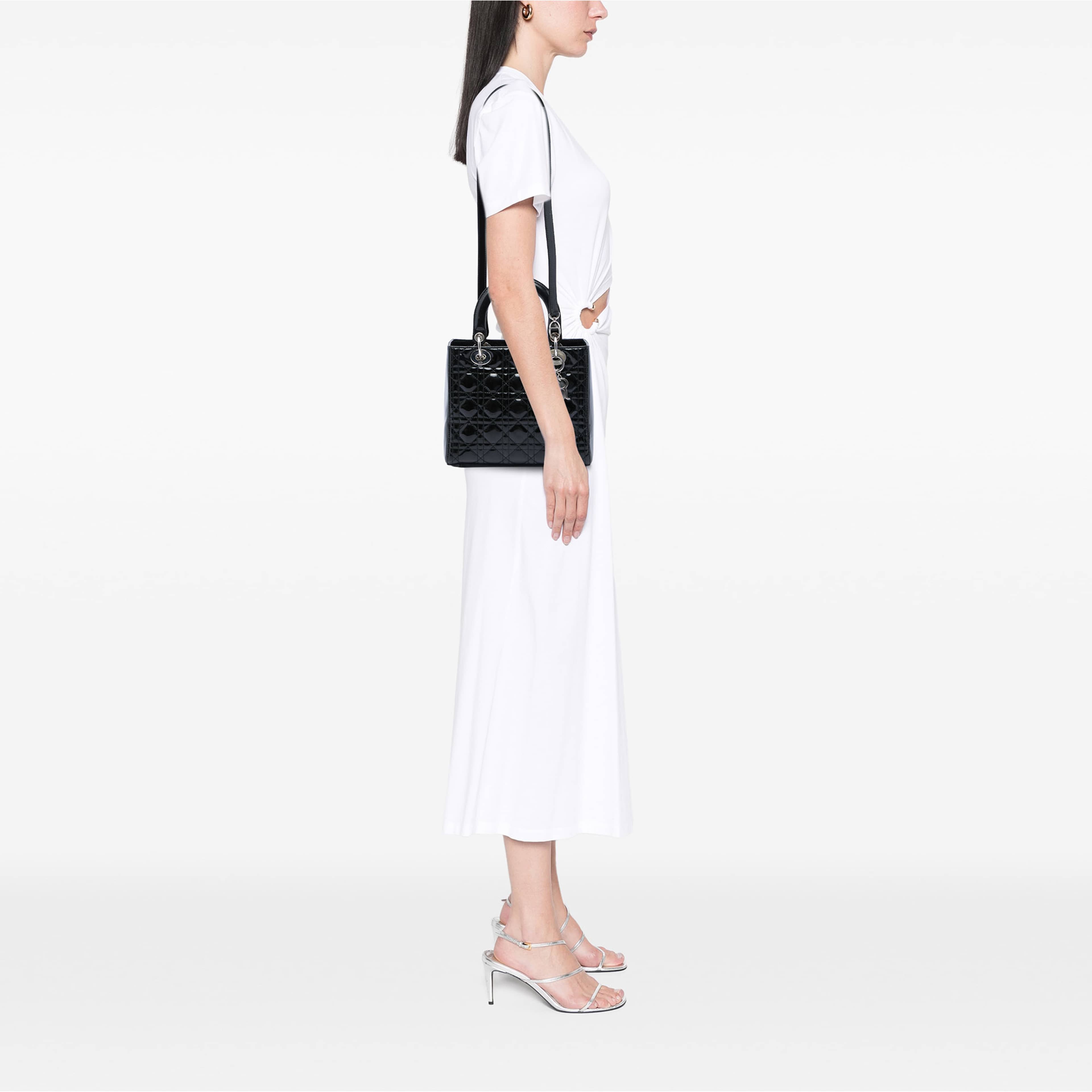 Dior Medium Patent Cannage Lady Dior, från Luxclusif, i färgen svart. Klicka för att öppna bilden i stort format