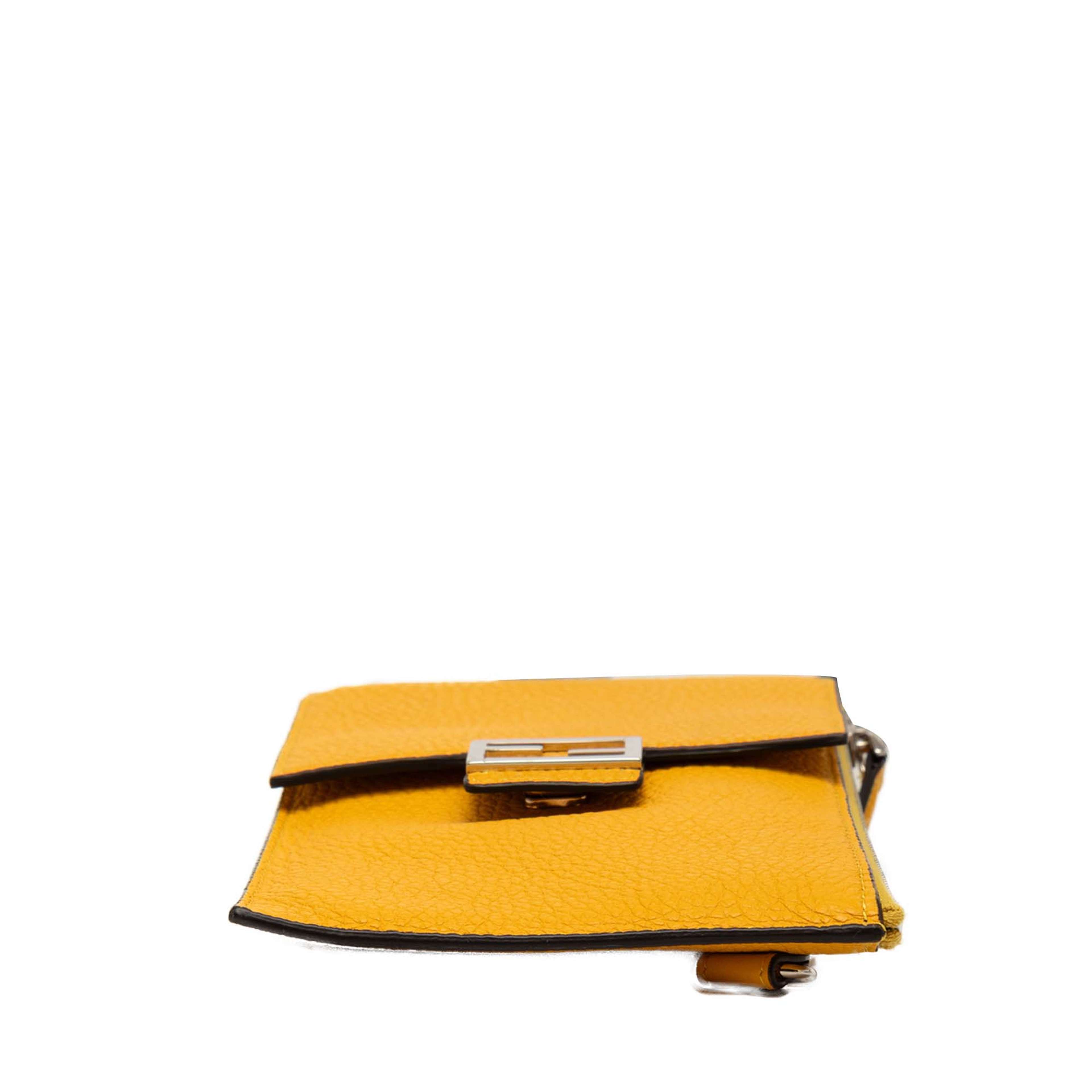 Fendi Leather Baguette Phone Crossbody, från Luxclusif, i färgen mustard. Klicka för att öppna bilden i stort format