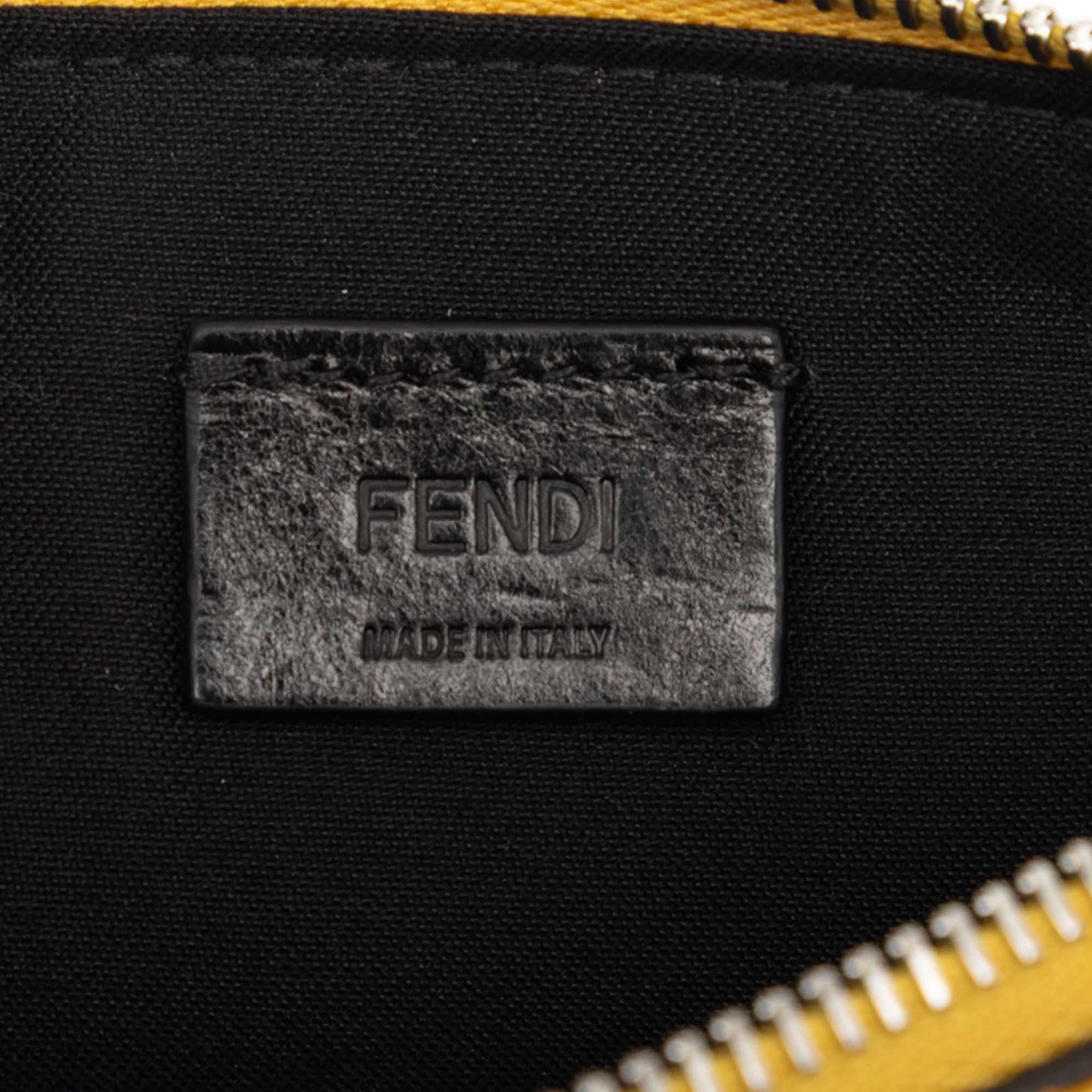 Fendi Leather Baguette Phone Crossbody, från Luxclusif, i färgen mustard. Klicka för att öppna bilden i stort format