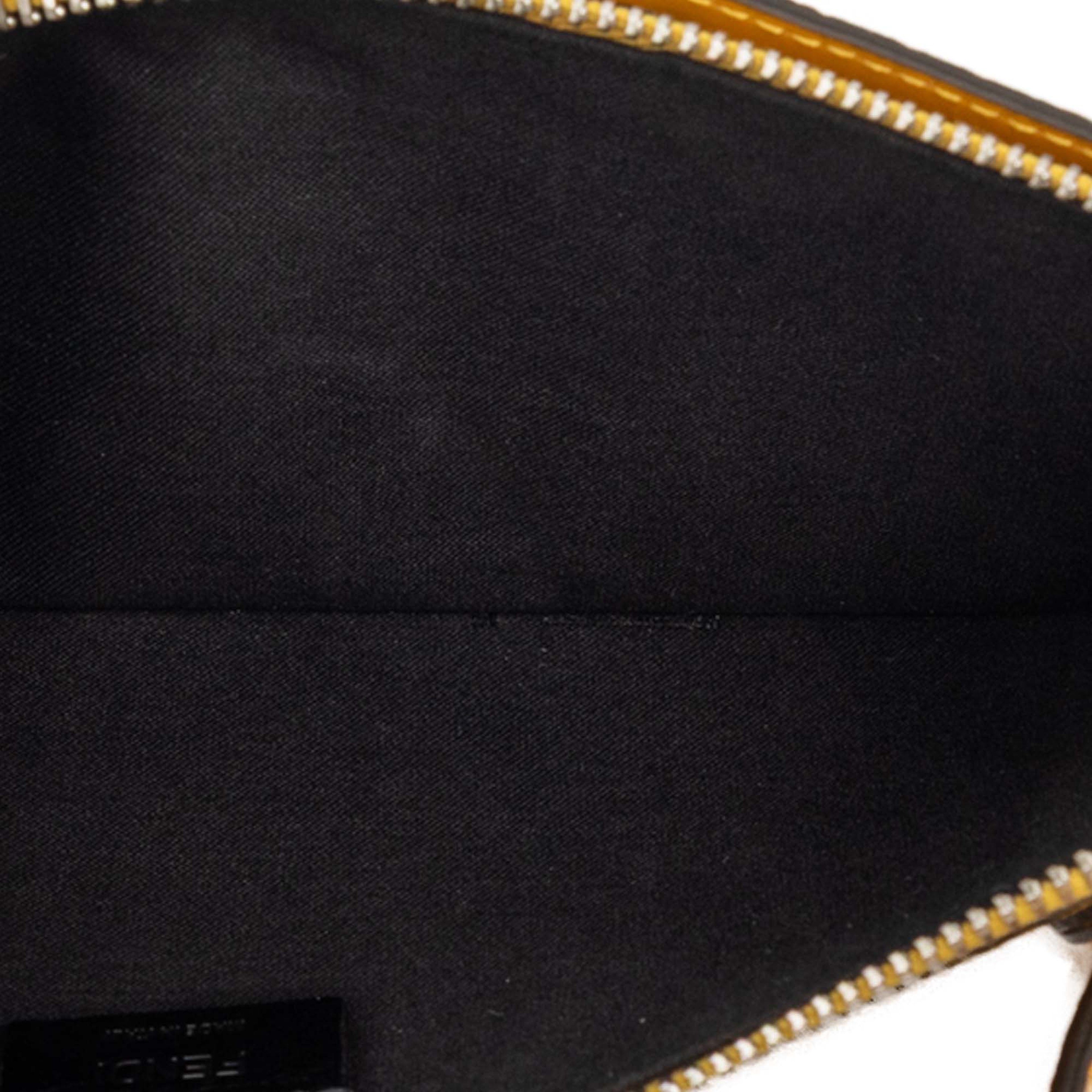 Fendi Leather Baguette Phone Crossbody, från Luxclusif, i färgen mustard. Klicka för att öppna bilden i stort format
