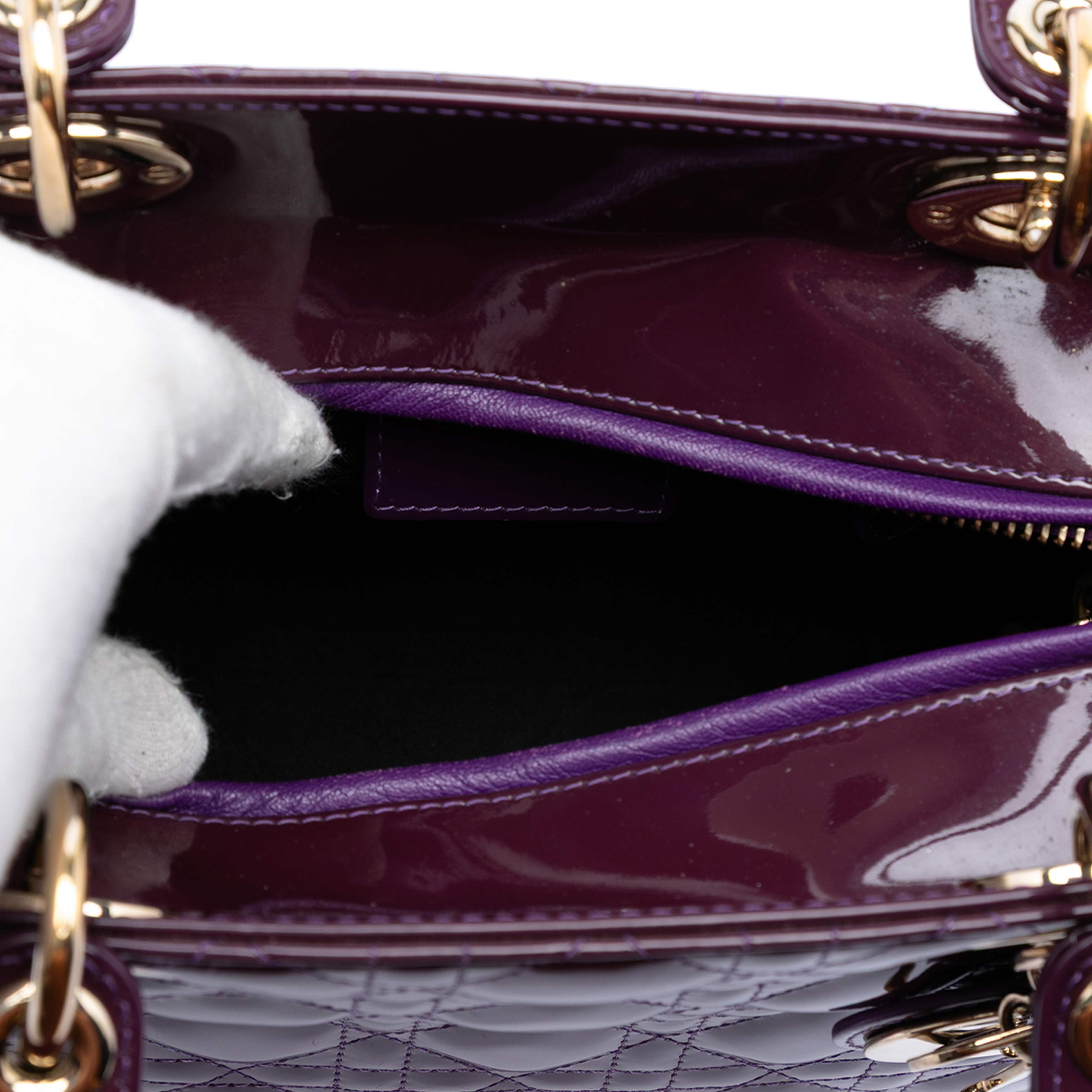 Dior Medium Patent Cannage Lady Dior, från Luxclusif, i färgen plum. Klicka för att öppna bilden i stort format